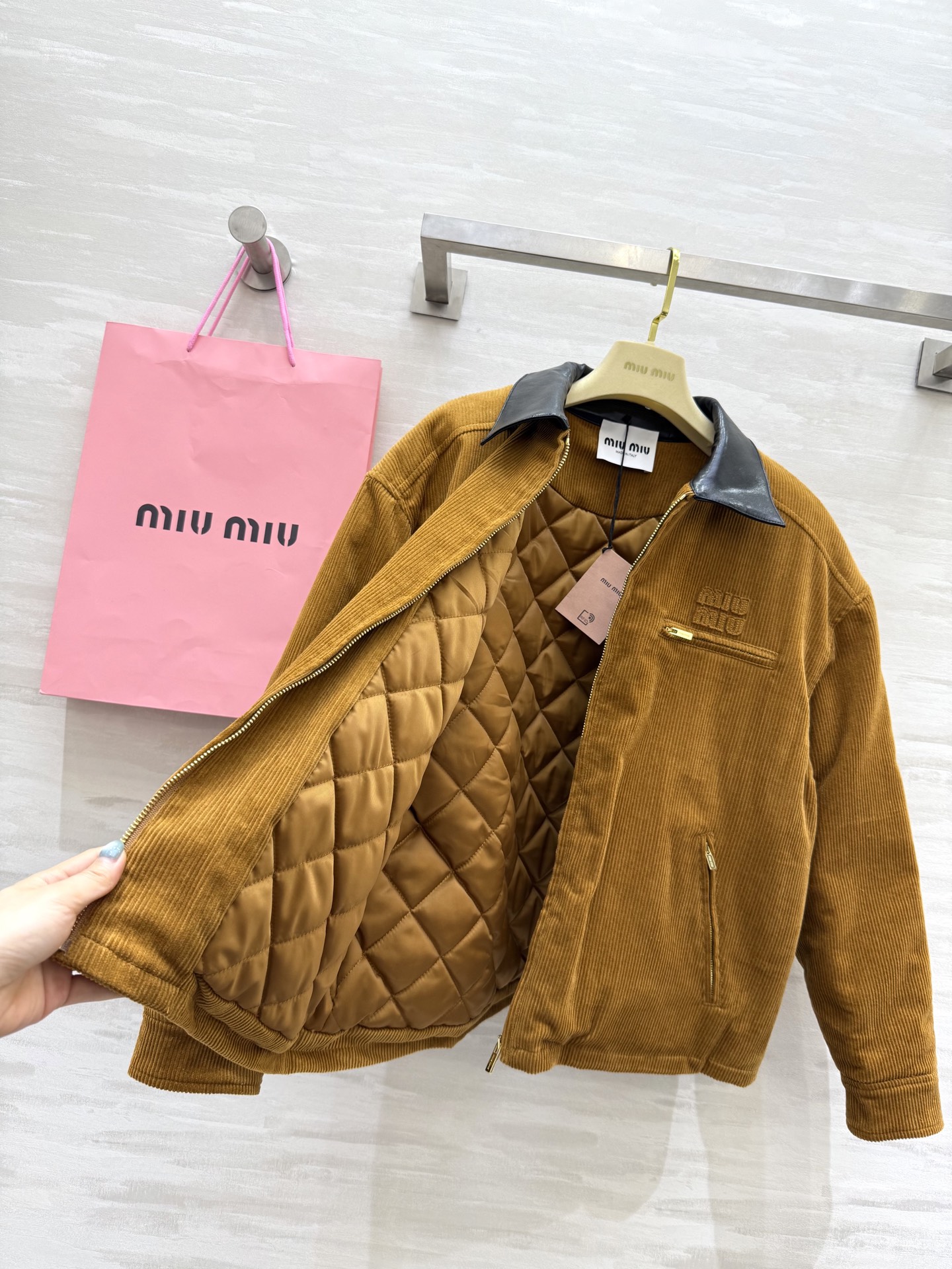 #Miumi♡²⁵秋冬新款 灯芯绒棉服夹克外套 内里夹棉设计保暖舒适 高品质 现货来size：S/M/L
