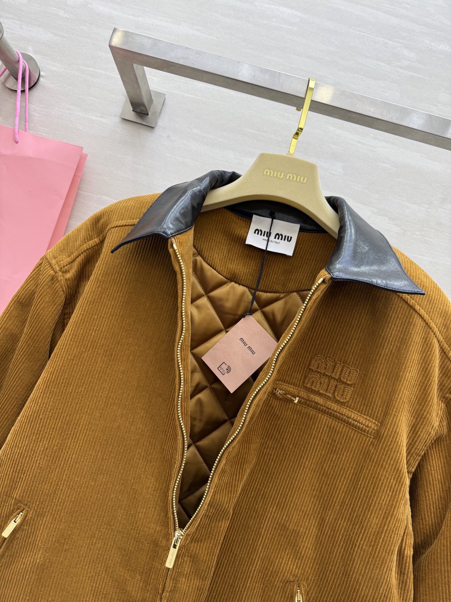 #Miumi♡²⁵秋冬新款 灯芯绒棉服夹克外套 内里夹棉设计保暖舒适 高品质 现货来size：S/M/L