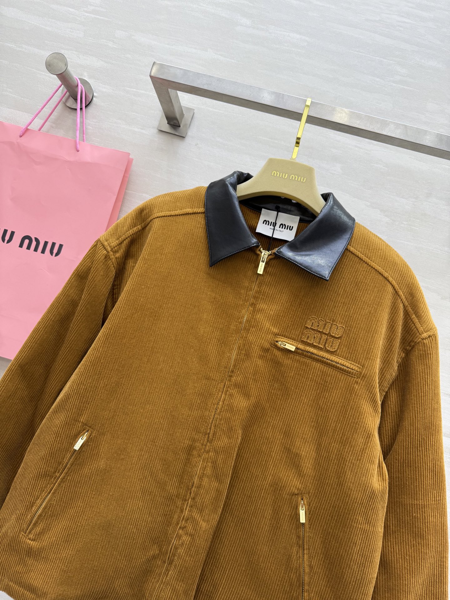 #Miumi♡²⁵秋冬新款 灯芯绒棉服夹克外套 内里夹棉设计保暖舒适 高品质 现货来size：S/M/L