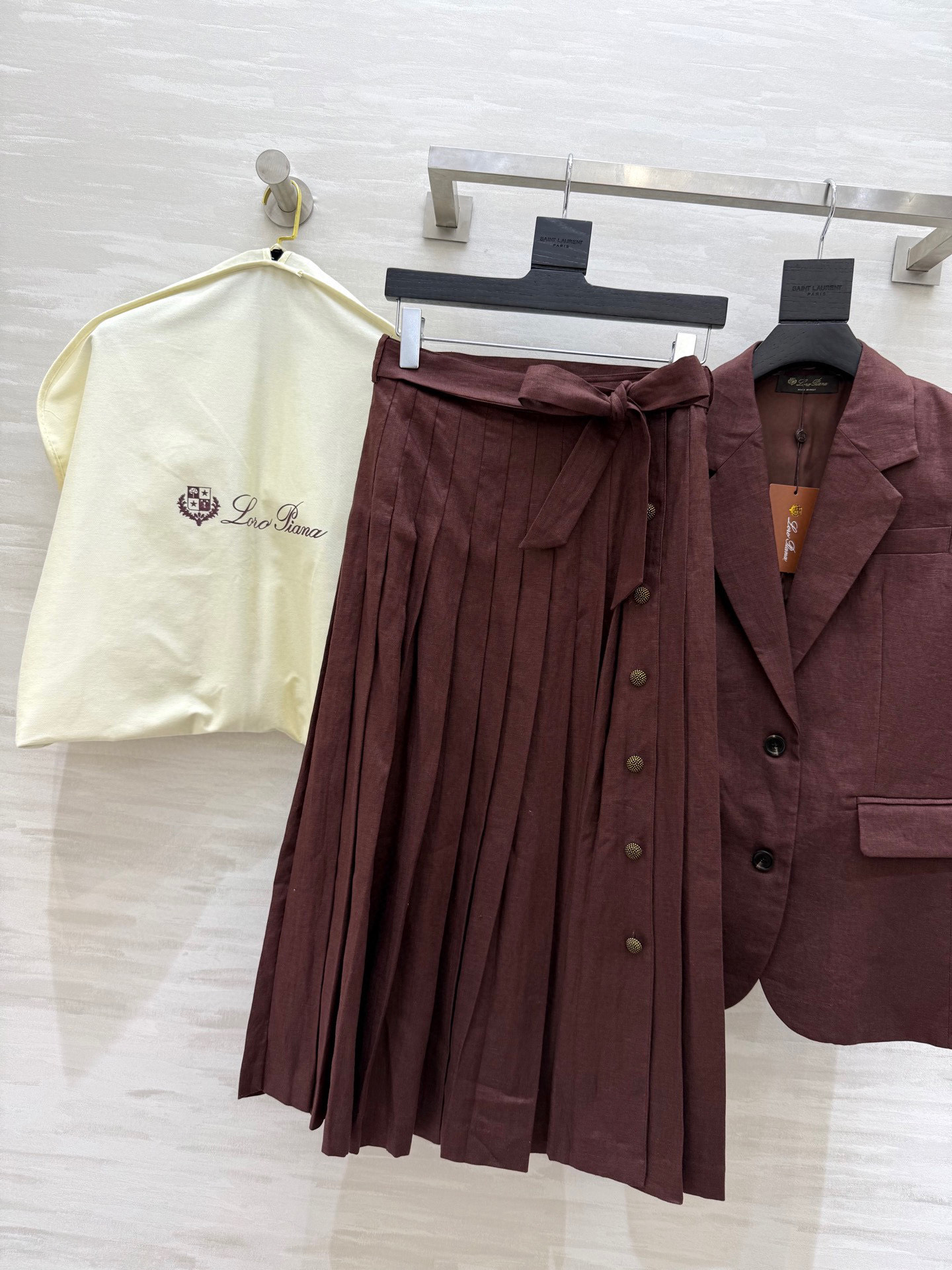 #lP🌹²⁵早秋新款亚麻系列 极简休闲老钱风 微收腰身曲线让柔美在硬朗中升华 通勤穿搭轻松驾驭 随性搭配