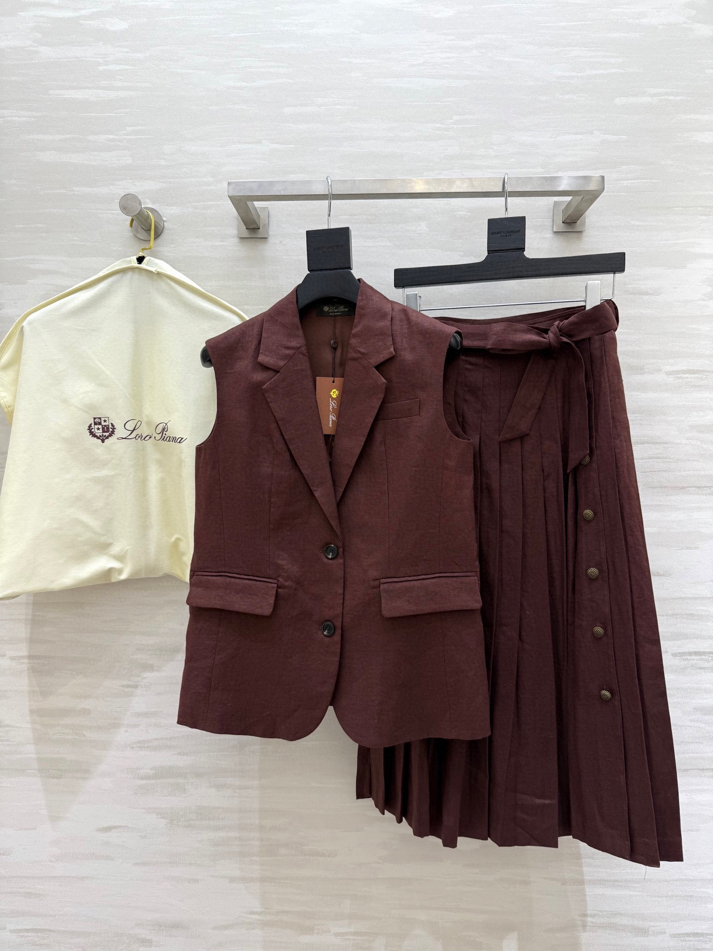 NO:536124,Vest, skirt.#LP early autumn new linen series, minimalist casual old money style, slightly tightened waist curve allows softness to sublimate in toughness, easy to control commuting outfits, casual matching interprets different styles, edge details are very important, skirt pleated design is elegant and high-quality customization, spot first-time sizeS/M/L (size s size 94, 66 length, skirt waist 66, skirt length 83),,loro piano, skirt, alexander wang19860909马甲,半裙.#LP早秋新款亚麻系列 极简休闲老钱风 微收腰身曲线让柔美在硬朗中升华 通勤穿搭轻松驾驭 随性搭配演绎不同风格 包边细节很加分 半裙百褶设计优雅气质 高品质定制 现货首发sizeS/M/L（s码胸围94,衣长66,半裙腰围66,裙长83）,,loro piana,skirts,alexander wang,Women's clothing