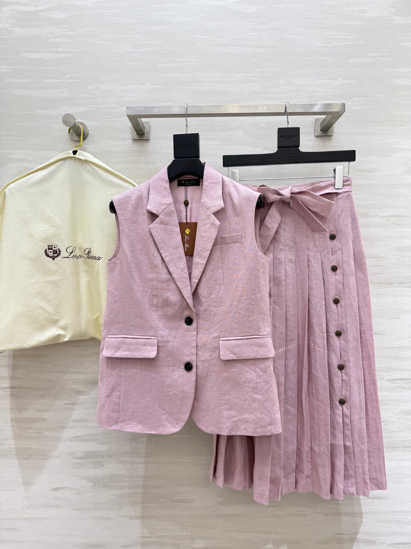 NO:536128,Vest, skirt #LP early autumn new linen series, minimalist casual old money style, slightly tight waist curve allows softness to sublimate in toughness, easy to control commuting outfits, casual matching interprets different styles, edge details are very important, skirt pleated design is elegant and high-quality customization, spot first-time sizeS/M/L (size s size bust 94, 66 length, skirt waist 66, skirt length 83, loro piano, skirt, alexander wang19860909马甲,半裙#LP早秋新款亚麻系列 极简休闲老钱风 微收腰身曲线让柔美在硬朗中升华 通勤穿搭轻松驾驭 随性搭配演绎不同风格 包边细节很加分 半裙百褶设计优雅气质 高品质定制 现货首发sizeS/M/L（s码胸围94,衣长66,半裙腰围66,裙长83,,loro piana,skirts,alexander wang,Women's clothing