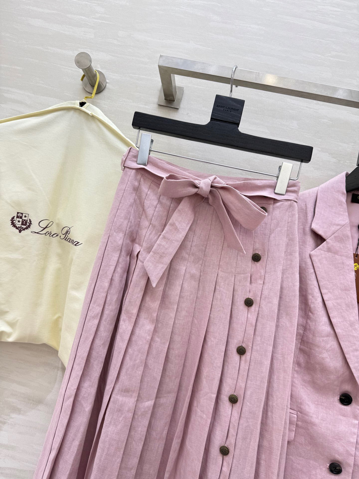 #lP🌹²⁵早秋新款亚麻系列 极简休闲老钱风 微收腰身曲线让柔美在硬朗中升华 通勤穿搭轻松驾驭 随性搭配