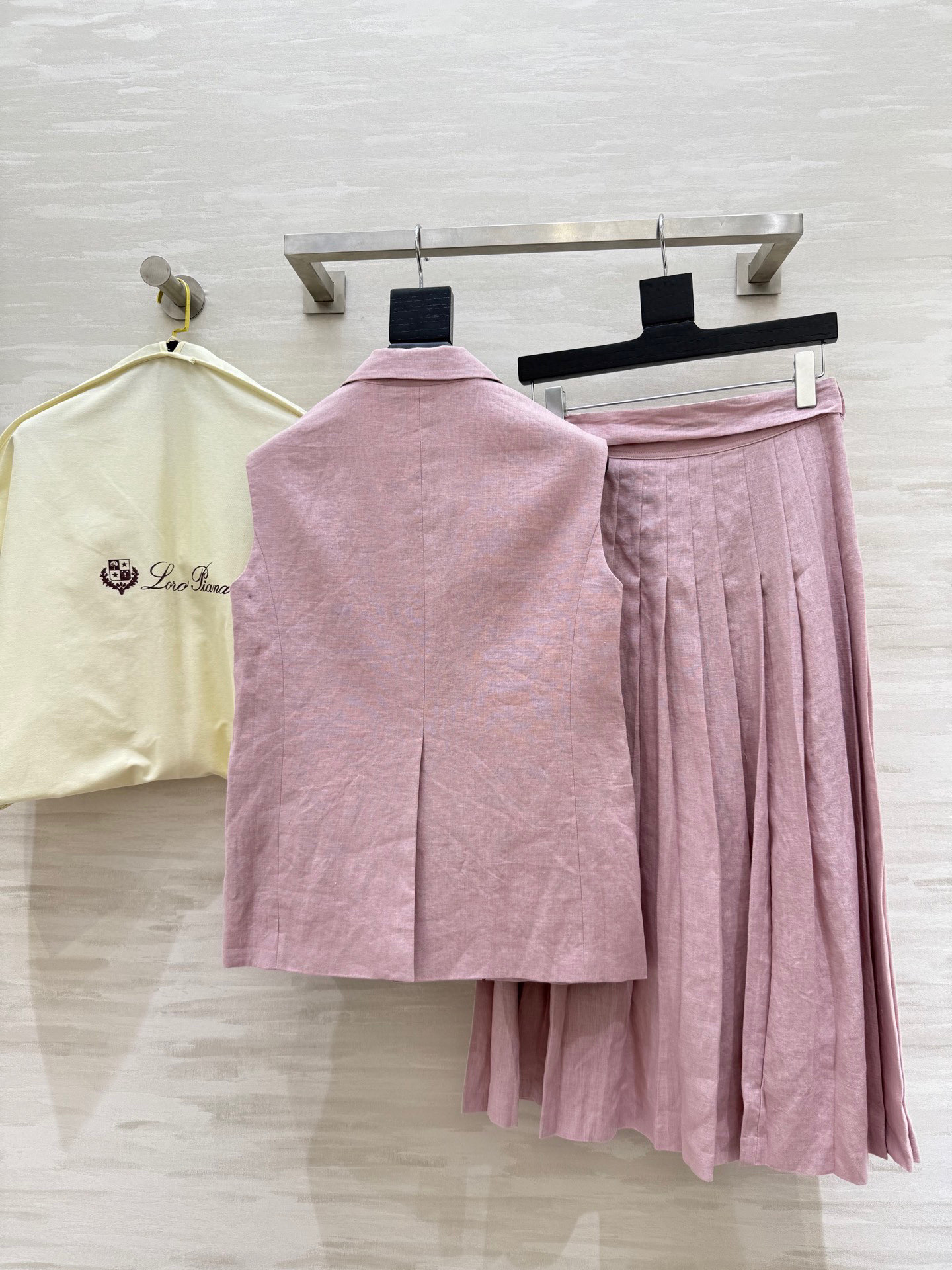 #lP🌹²⁵早秋新款亚麻系列 极简休闲老钱风 微收腰身曲线让柔美在硬朗中升华 通勤穿搭轻松驾驭 随性搭配