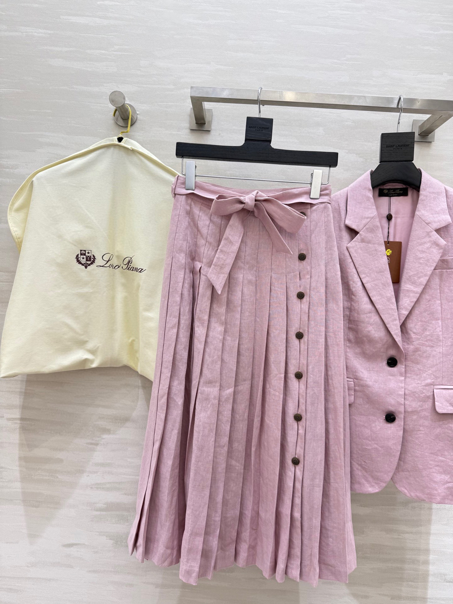 #lP🌹²⁵早秋新款亚麻系列 极简休闲老钱风 微收腰身曲线让柔美在硬朗中升华 通勤穿搭轻松驾驭 随性搭配