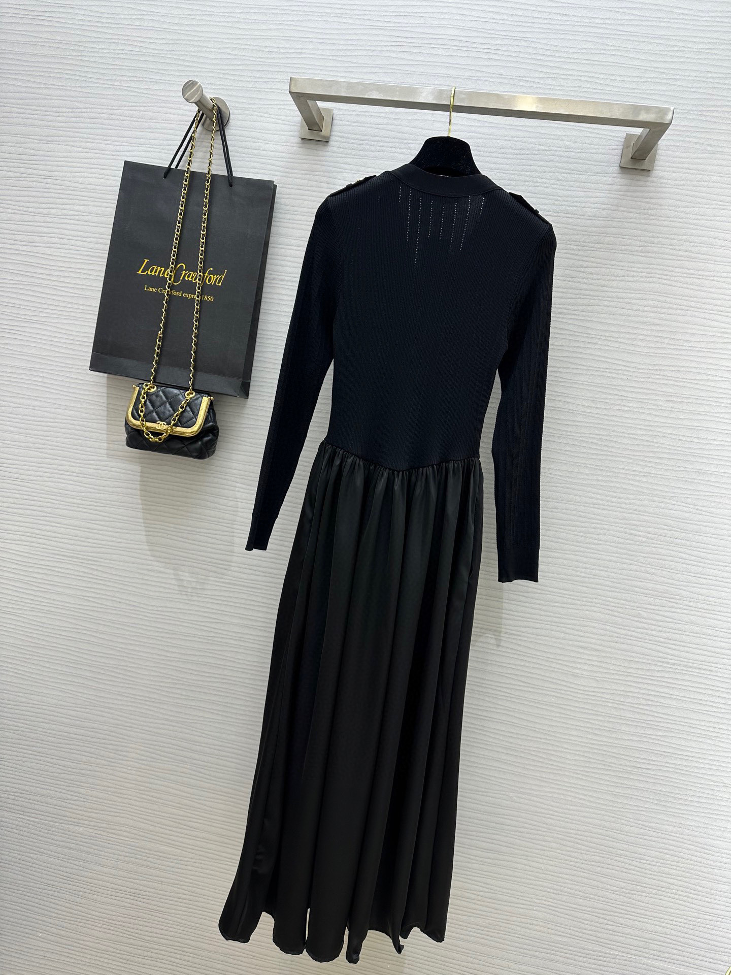 BALMAI*N 新款 巴尔曼新款连衣裙 V领修身针织连衣裙 优雅且流畅的V领设计！优雅迷人 前襟小金扣