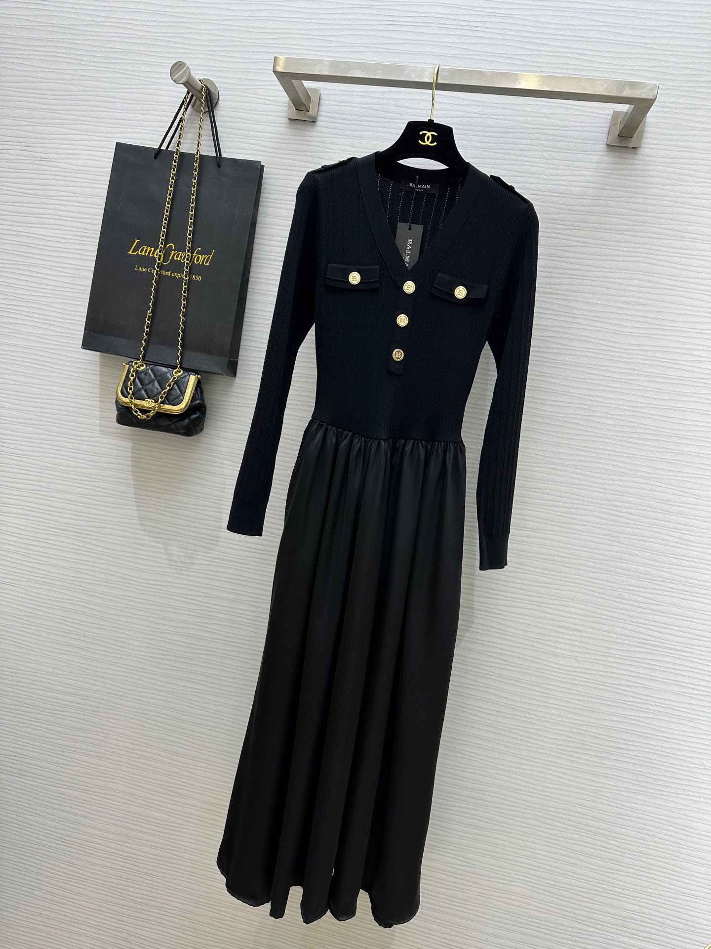 NO:536134,BALMAI*N New Balmain New Dress V-neck Slim Knit Dress Elegant and Fluent V-neck Design!  Elegant and charming, with small gold buttons on the front, full of exquisiteness, large skirt design atmospheric and fashionable, high-quality customization, spot first-time sizeS/M/L/XL (M size shoulder width 37, bust 76, waist 60, skirt length 129),,balmain,balmain,skirts,alexander wang19860909BALMAI*N 新款 巴尔曼新款连衣裙 V领修身针织连衣裙 优雅且流畅的V领设计！优雅迷人 前襟小金扣点缀 精致感满满 大裙摆设计大气时髦 高品质定制 现货首发sizeS/M/L/XL（M码肩宽37,胸围76,腰围60,裙长129）,,balmain,balmain,skirts,alexander wang,Women's clothing