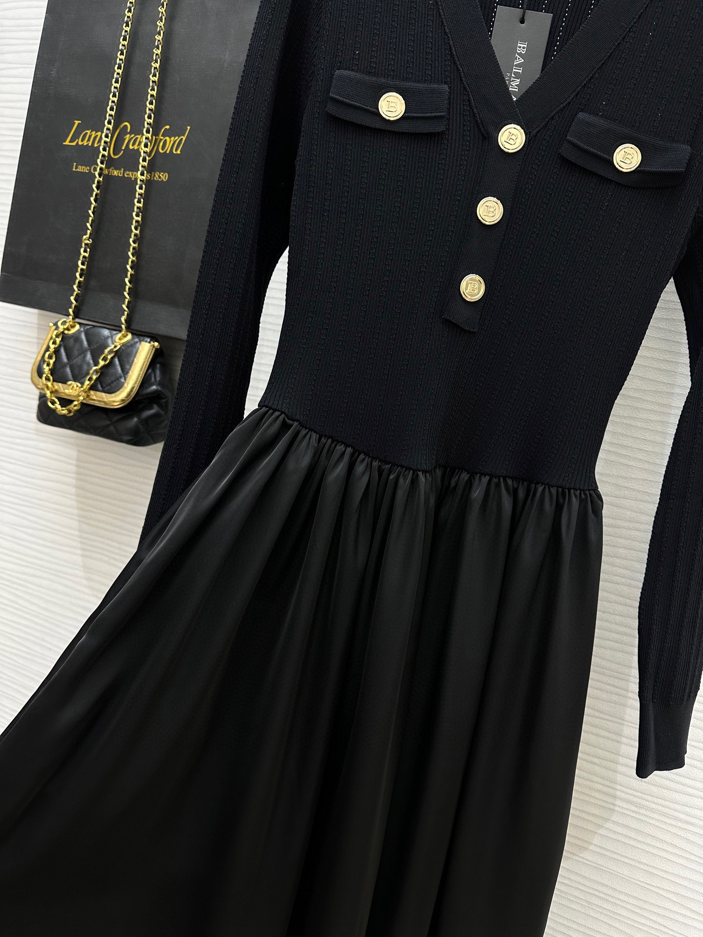 BALMAI*N 新款 巴尔曼新款连衣裙 V领修身针织连衣裙 优雅且流畅的V领设计！优雅迷人 前襟小金扣