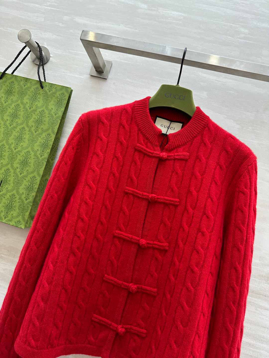 国风系列#Gucc♡²⁵新款中式刺绣绞花盘扣开衫 100%羊绒质地软糯舒适~时髦显白正红色 节日氛围感拉