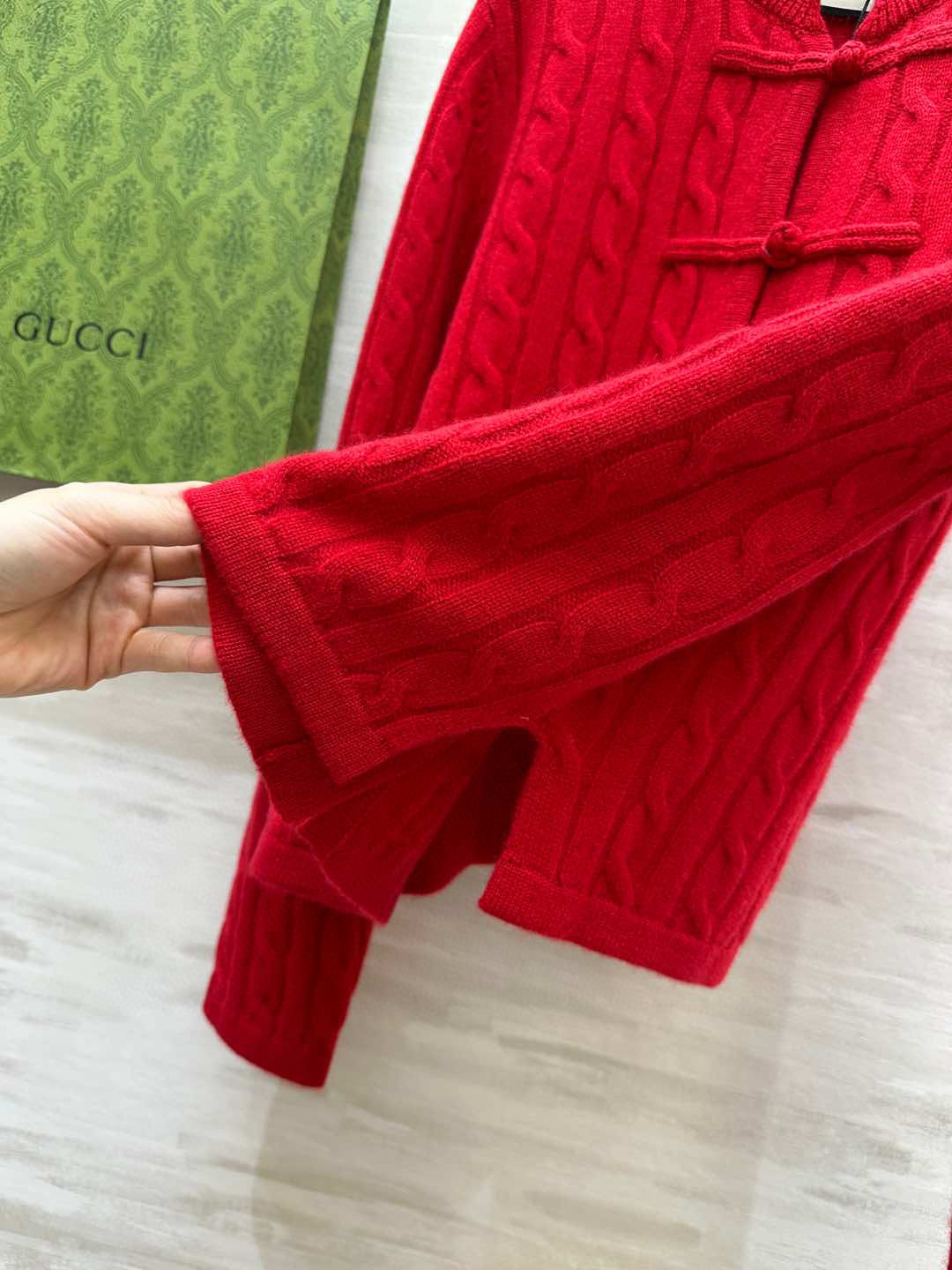 国风系列#Gucc♡²⁵新款中式刺绣绞花盘扣开衫 100%羊绒质地软糯舒适~时髦显白正红色 节日氛围感拉