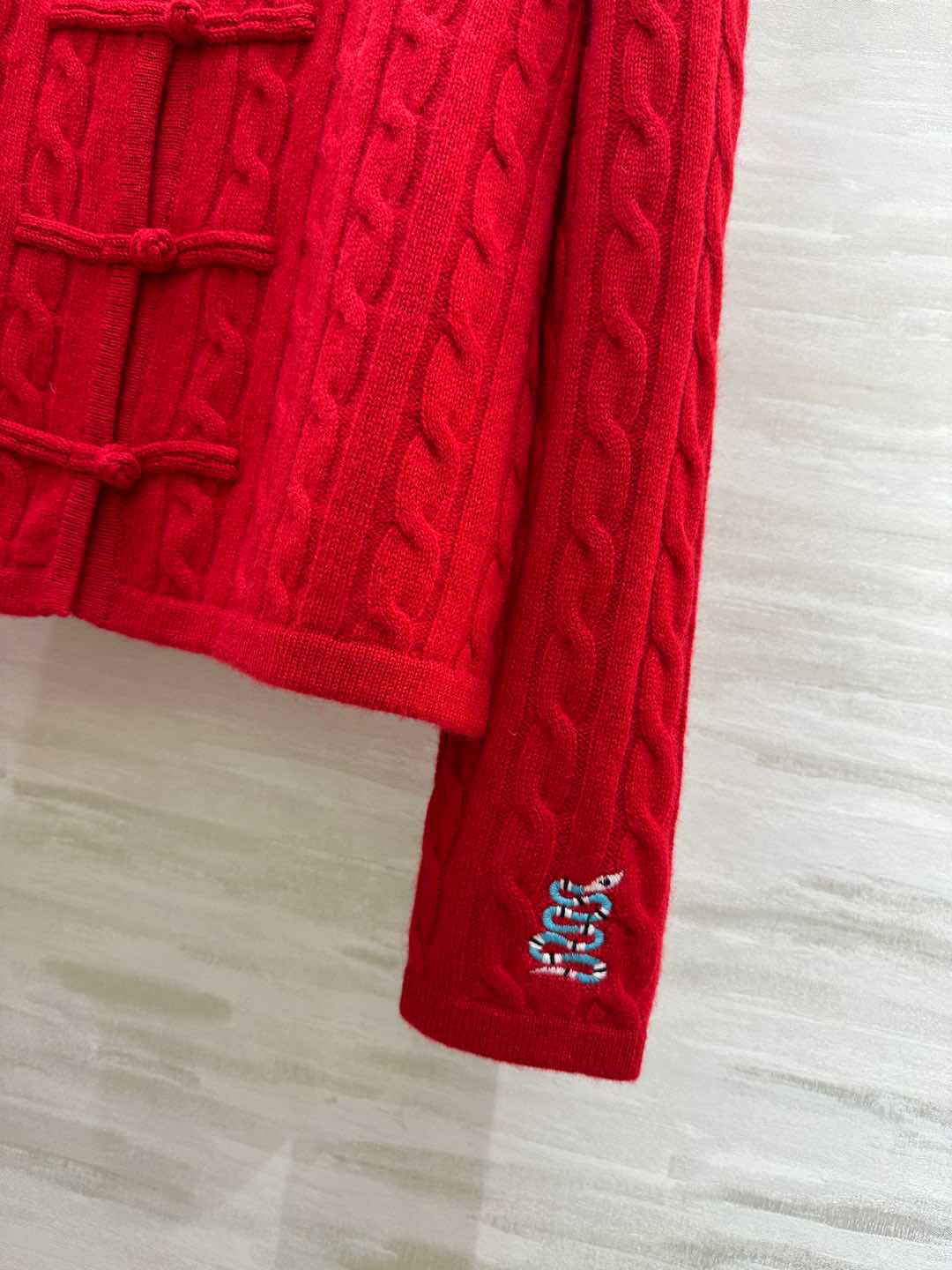 国风系列#Gucc♡²⁵新款中式刺绣绞花盘扣开衫 100%羊绒质地软糯舒适~时髦显白正红色 节日氛围感拉