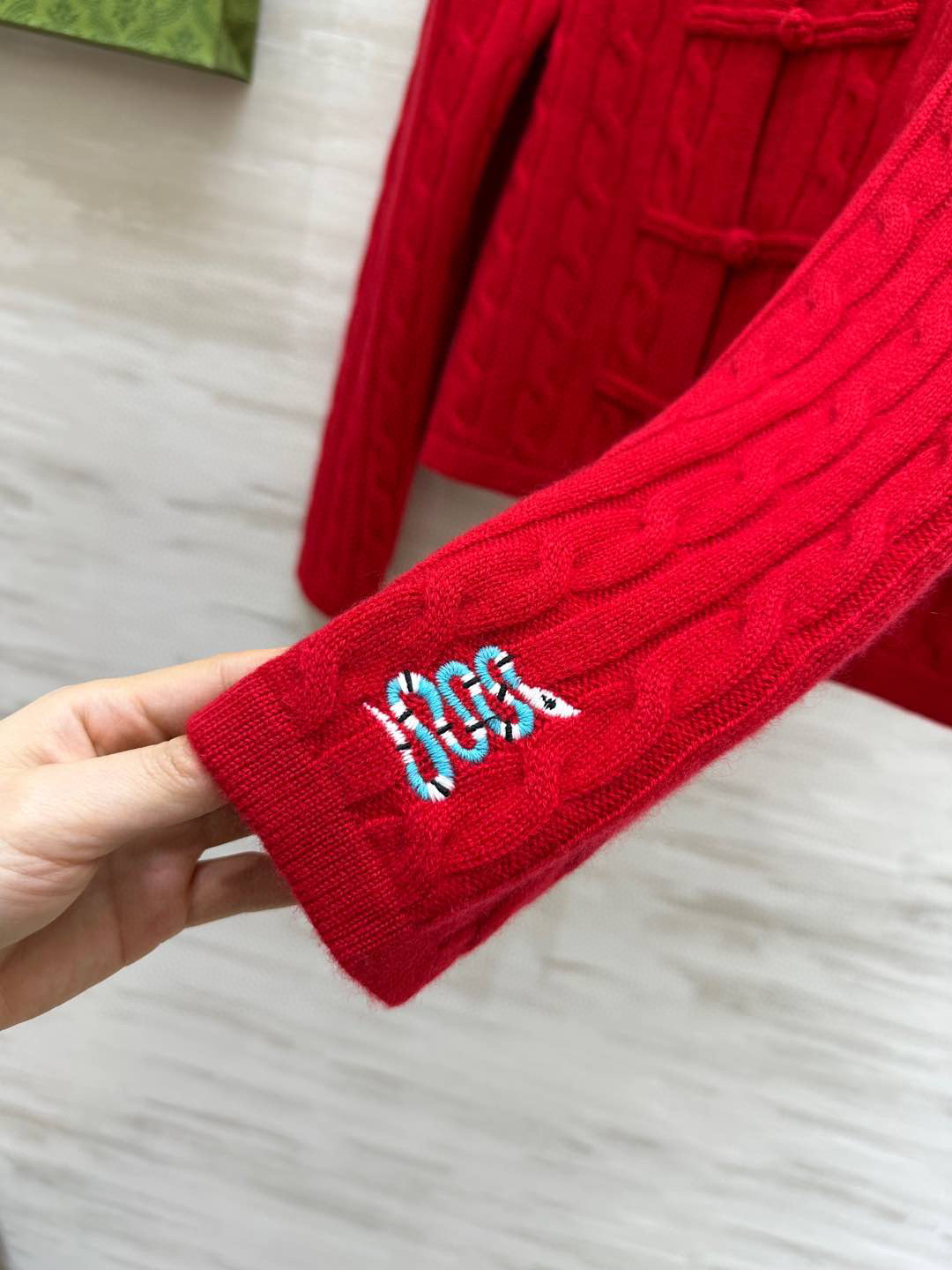 国风系列#Gucc♡²⁵新款中式刺绣绞花盘扣开衫 100%羊绒质地软糯舒适~时髦显白正红色 节日氛围感拉