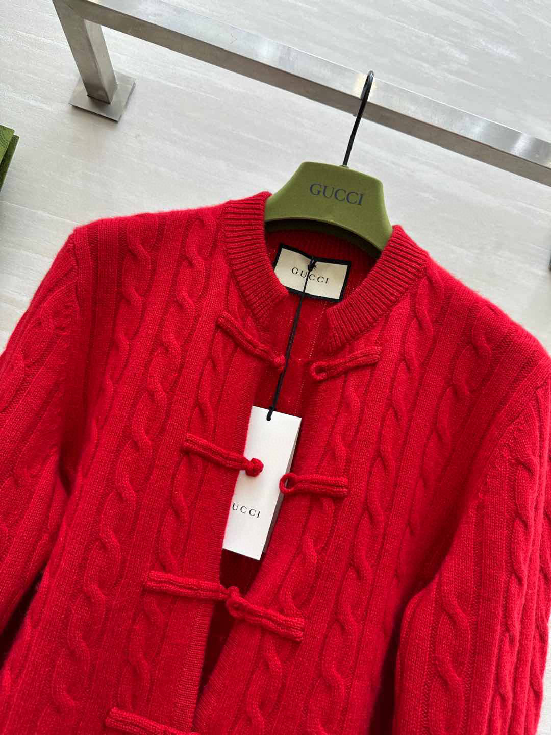 国风系列#Gucc♡²⁵新款中式刺绣绞花盘扣开衫 100%羊绒质地软糯舒适~时髦显白正红色 节日氛围感拉