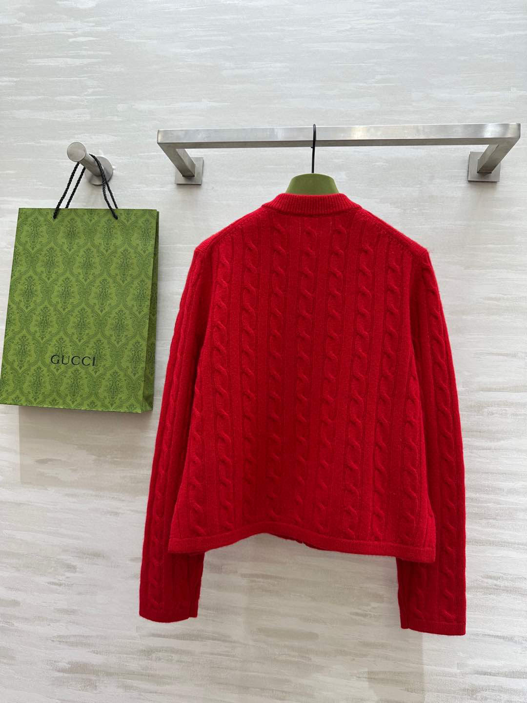 国风系列#Gucc♡²⁵新款中式刺绣绞花盘扣开衫 100%羊绒质地软糯舒适~时髦显白正红色 节日氛围感拉