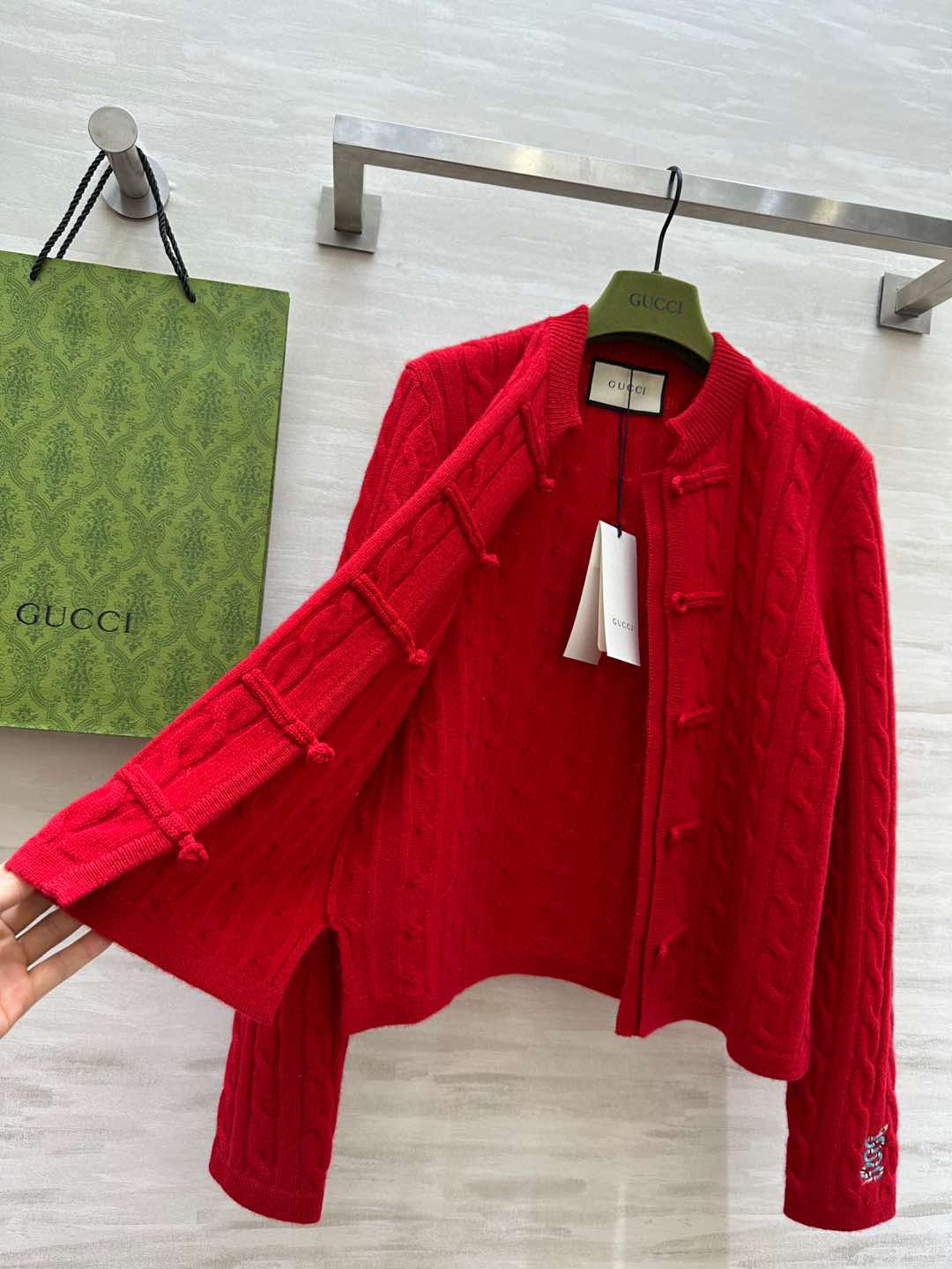 国风系列#Gucc♡²⁵新款中式刺绣绞花盘扣开衫 100%羊绒质地软糯舒适~时髦显白正红色 节日氛围感拉