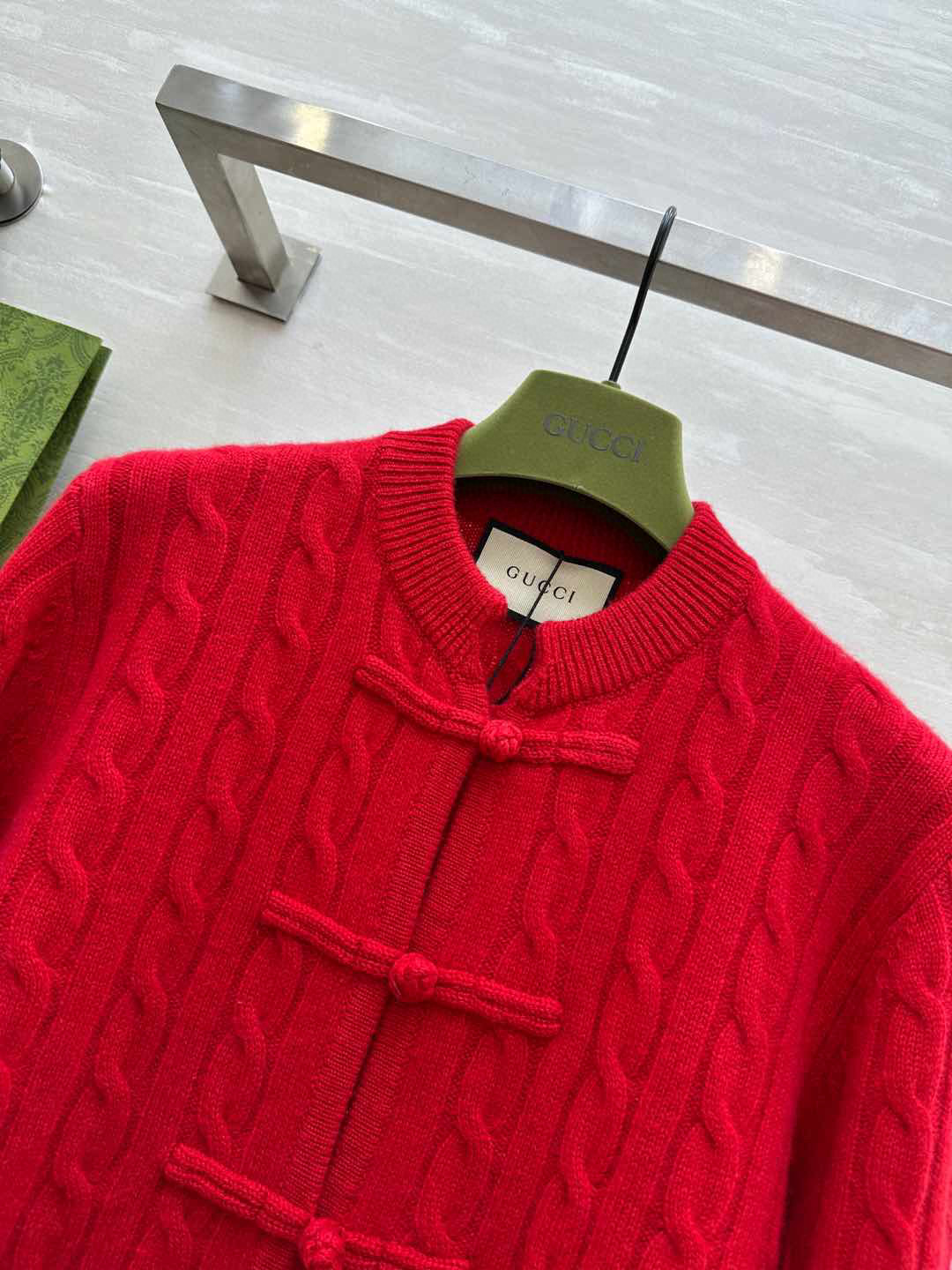 国风系列#Gucc♡²⁵新款中式刺绣绞花盘扣开衫 100%羊绒质地软糯舒适~时髦显白正红色 节日氛围感拉