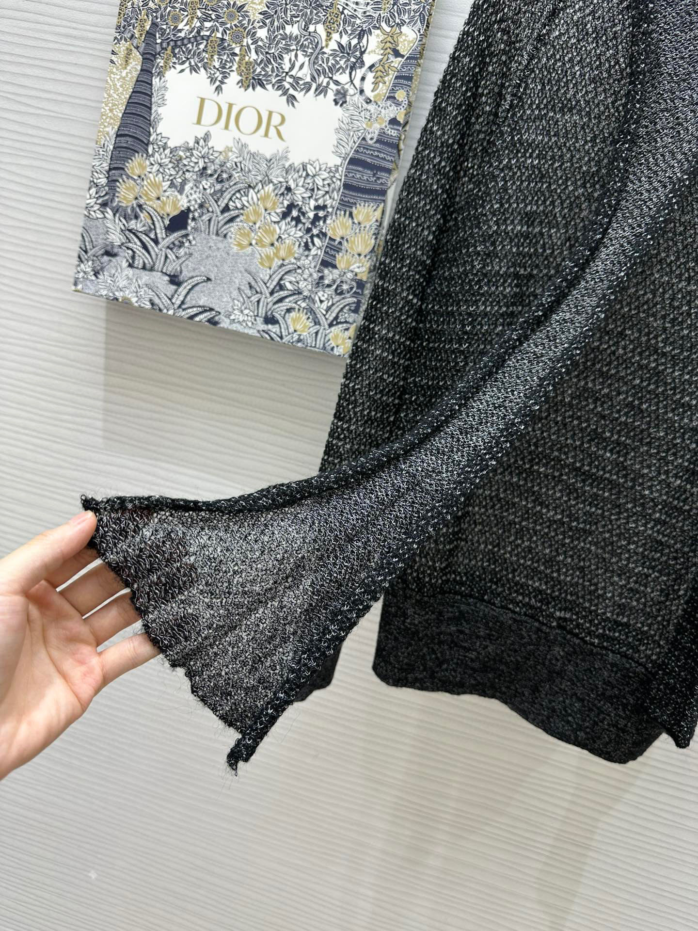 #Dio♡秋冬新款 宽领结镂空上衣 宫廷风灯笼袖优雅大气 微镂空透出微微优雅的小性感 定制马海毛桑蚕丝纱