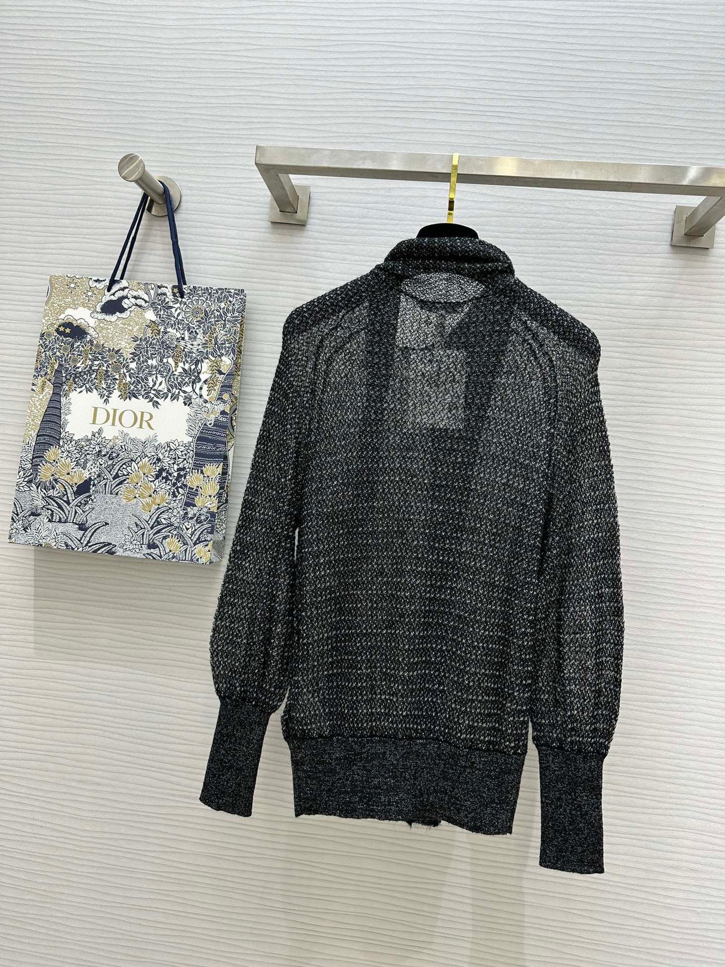 #Dio♡秋冬新款 宽领结镂空上衣 宫廷风灯笼袖优雅大气 微镂空透出微微优雅的小性感 定制马海毛桑蚕丝纱