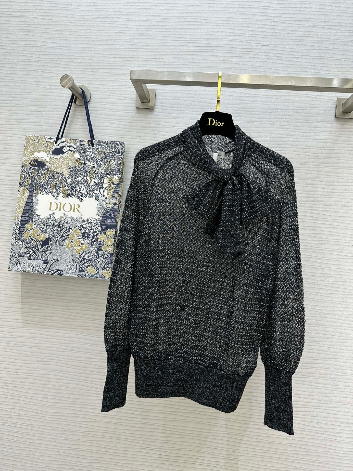 NO:536132,#Dio autumn and winter new style wide bow tie hollow top palace style lantern sleeves elegant and atmospheric. Micro hollowing out a slightly elegant little sexy. Customized mohair mulberry silk yarn skin-friendly and comfortable. High-quality customization. Spot first-time size36/38/40 (36 size bust 100, 59-length),,dior,alexander wang19860909#Dio秋冬新款 宽领结镂空上衣 宫廷风灯笼袖优雅大气 微镂空透出微微优雅的小性感 定制马海毛桑蚕丝纱线亲肤舒适 高品质定制 现货首发size36/38/40（36码胸围100,衣长59）,,dior,alexander wang,Women's clothing