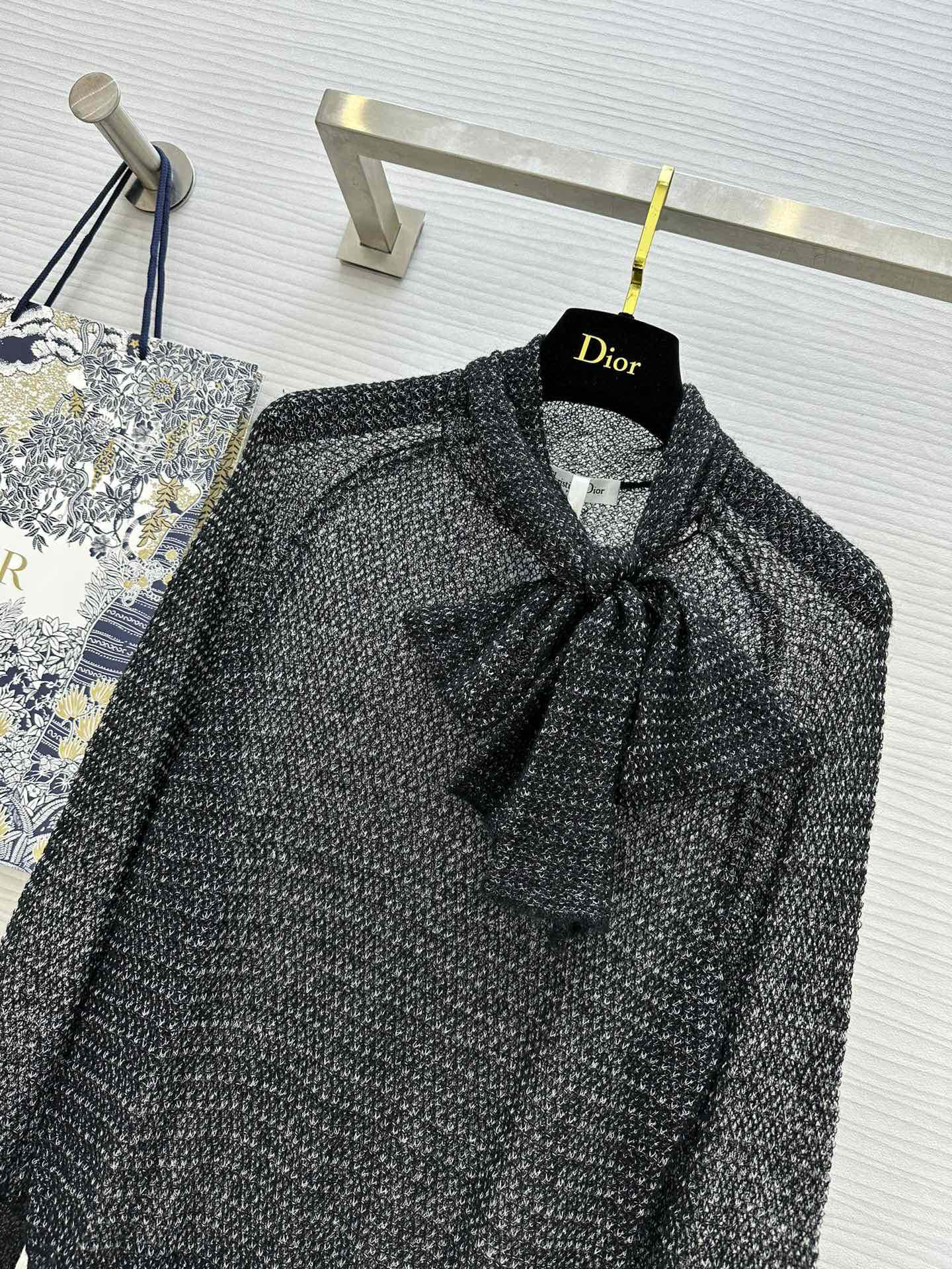 #Dio♡秋冬新款 宽领结镂空上衣 宫廷风灯笼袖优雅大气 微镂空透出微微优雅的小性感 定制马海毛桑蚕丝纱