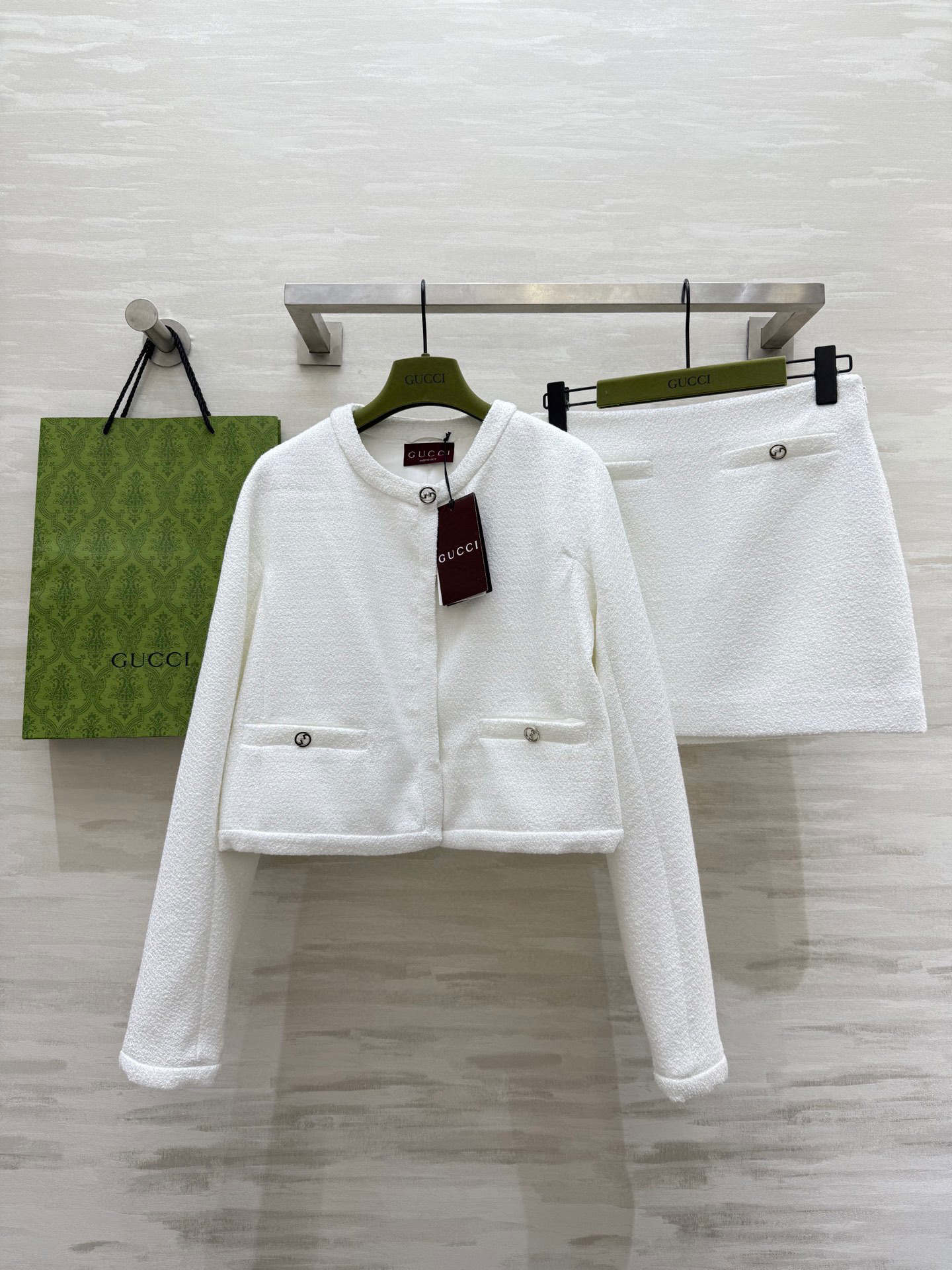 NO:536154,#Gucc new autumn and winter style woolen set Customized wool fabric soft and comfortable three-dimensional tailoring style High quality SizeS/M/L (size s-shoulder bust 96, 45 length, waist 68, hip 90, skirt length 36), gucci, skirt 90, skirt length 36), gucci, skirt 3kirts, alexander wang19860909#Gucc秋冬新款 羊毛呢套装 定制羊毛面料柔软舒适 立体剪裁版型 高品质 现货来sizeS/M/L（s码落肩胸围96,衣长45,腰围68,臀围90,裙长36）,,gucci,skirts,alexander wang,Women's clothing