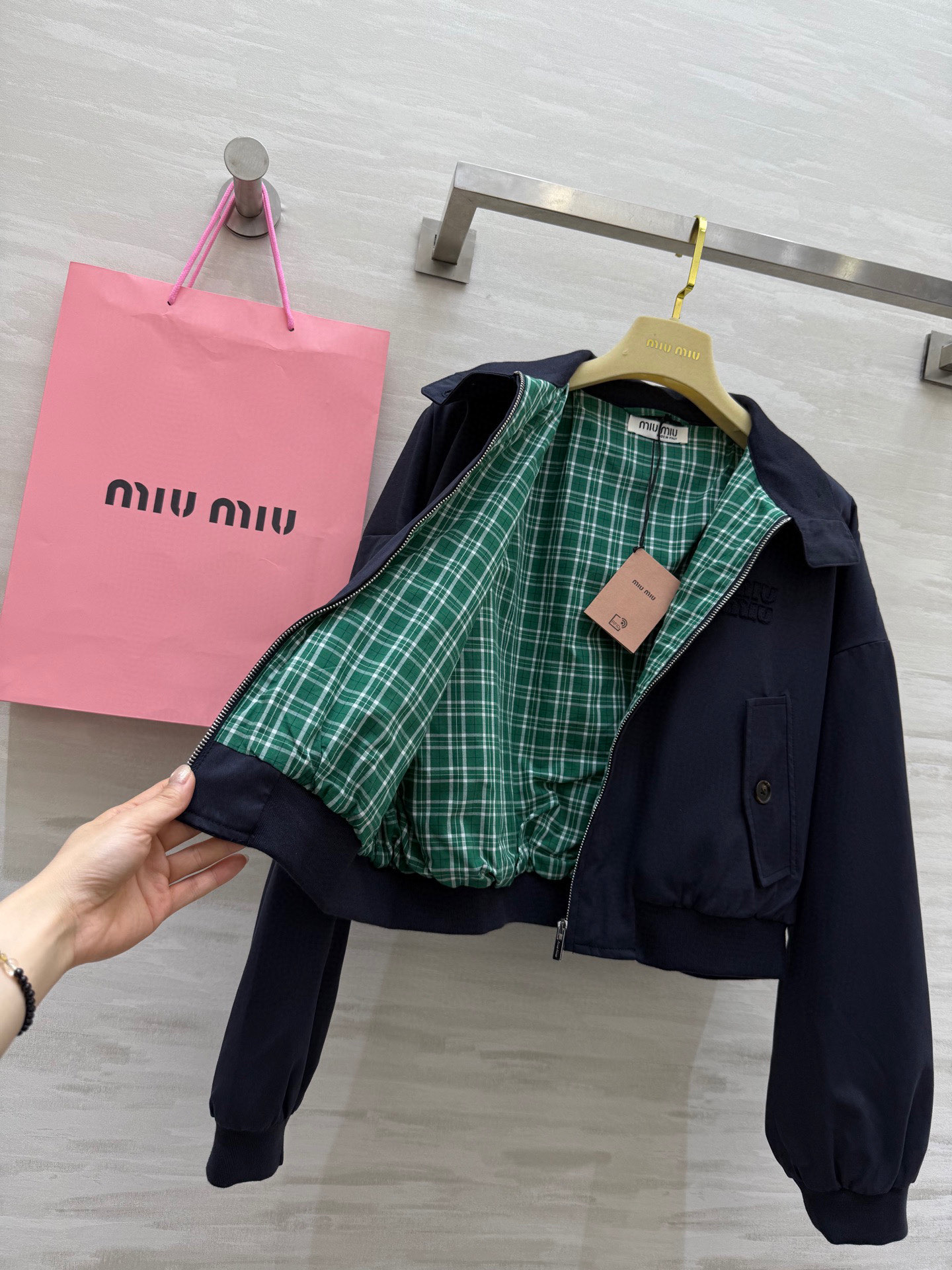 #miumi♡²⁵早秋新款 绿格里夹克外套 高品质 现货来size：S/M/L（s码胸围：114，衣长：
