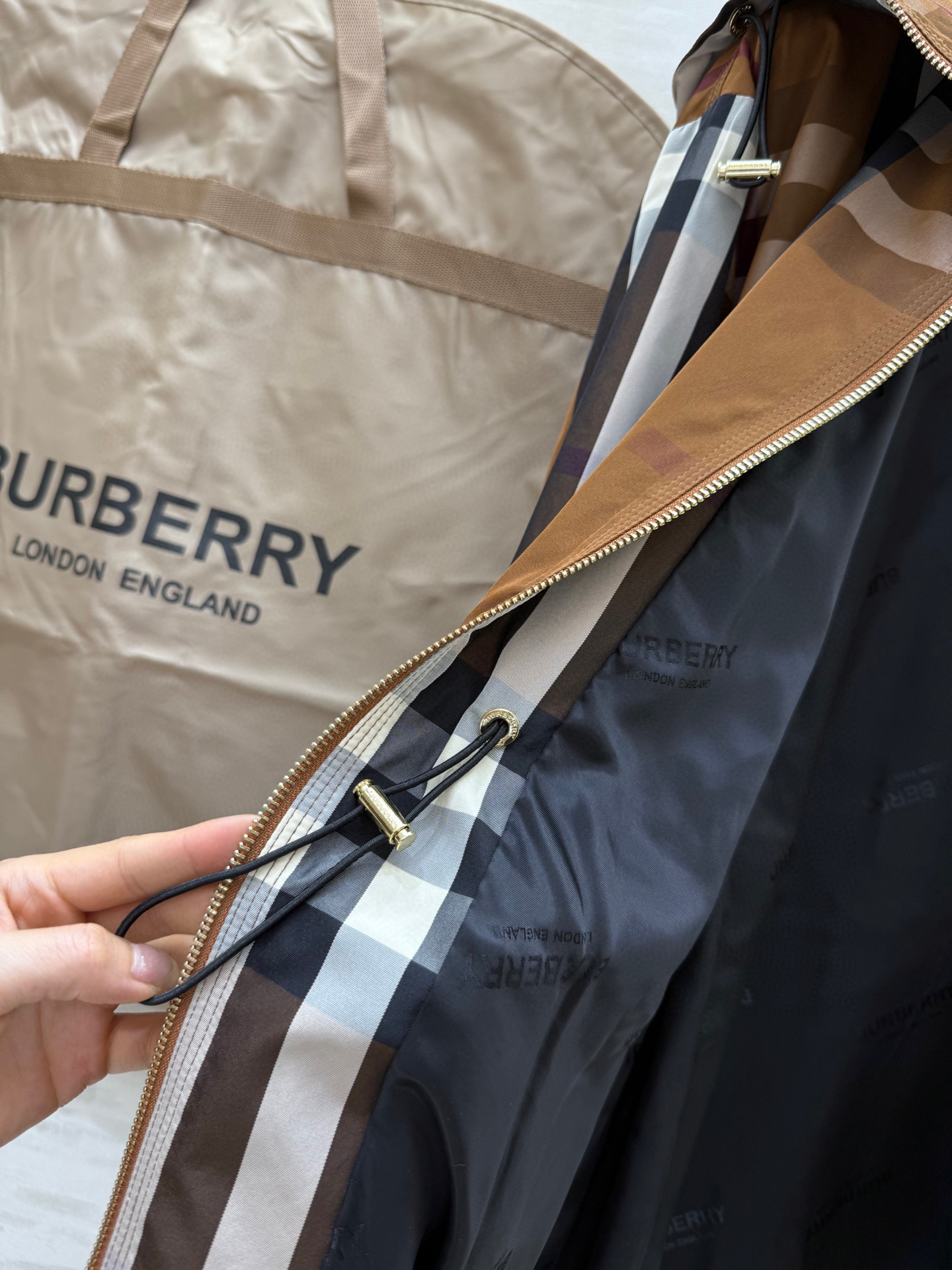 #Burberr♡²⁵秋冬新款 英伦风 连帽格纹收腰冲锋衣外套 定制面料质感挺括有型 高品质 现货首发 