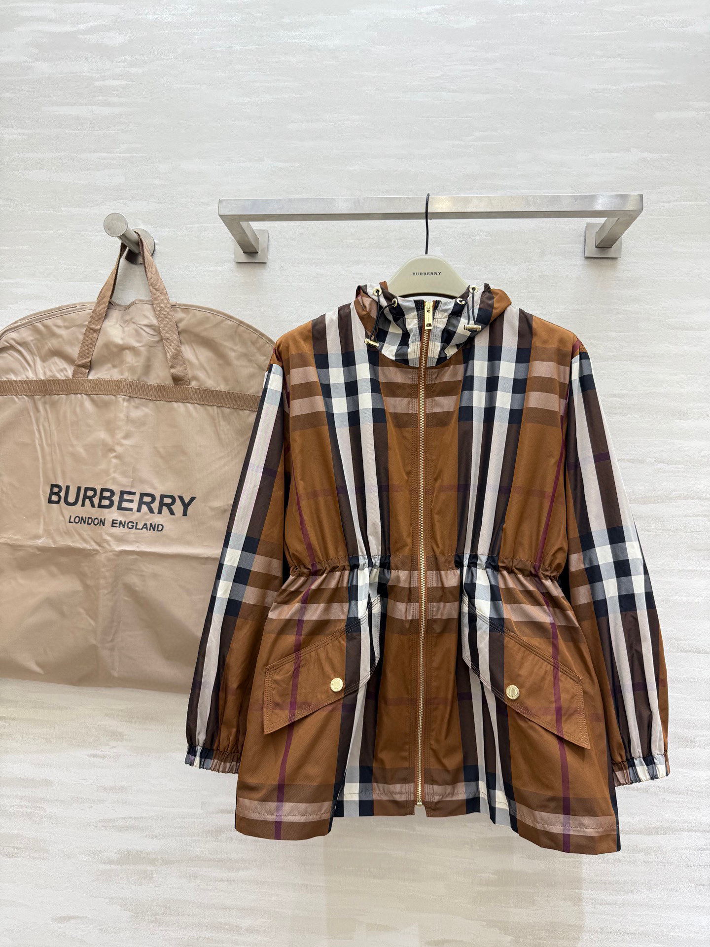 NO:536163,#Burberr autumn and winter new style British style hooded plaid waist-hugging jacket custom fabric texture is crisp and stylish High quality spot first release sizeS/M/L (size size 116, 70-size length), burberry, jackets & coats,hats,alexander wang19860909#Burberr秋冬新款 英伦风 连帽格纹收腰冲锋衣外套 定制面料质感挺括有型 高品质 现货首发 sizeS/M/L（s码胸围116,衣长70）,,burberry,jackets & coats,hats,alexander wang,Women's clothing