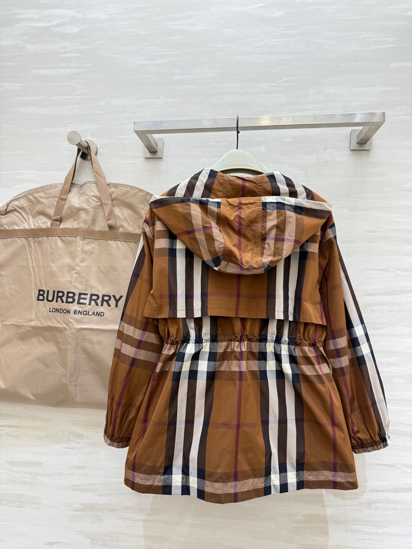 #Burberr♡²⁵秋冬新款 英伦风 连帽格纹收腰冲锋衣外套 定制面料质感挺括有型 高品质 现货首发 