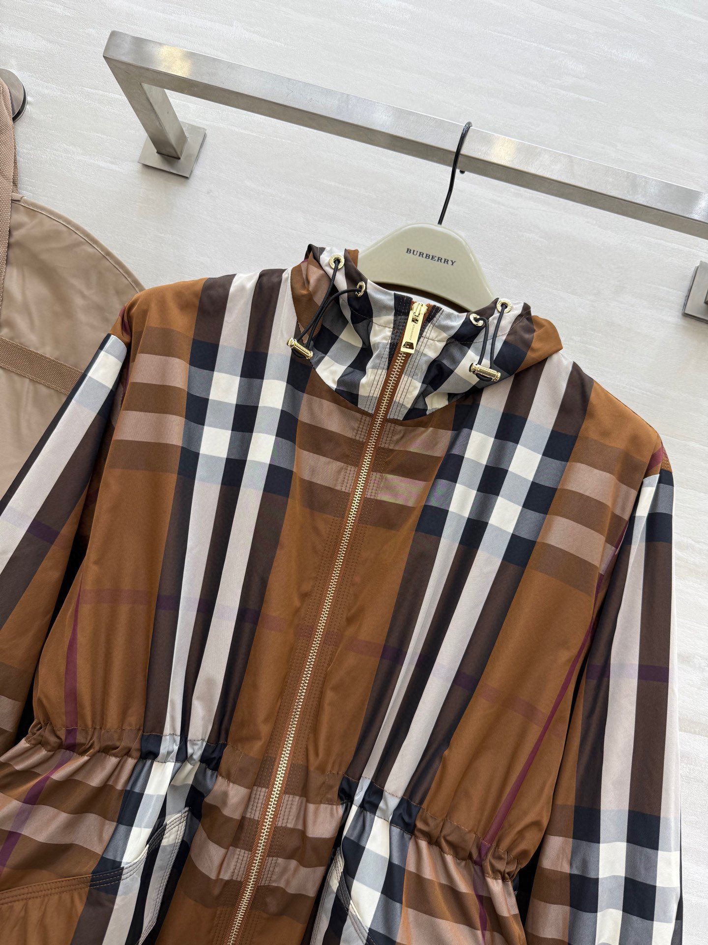 #Burberr♡²⁵秋冬新款 英伦风 连帽格纹收腰冲锋衣外套 定制面料质感挺括有型 高品质 现货首发 