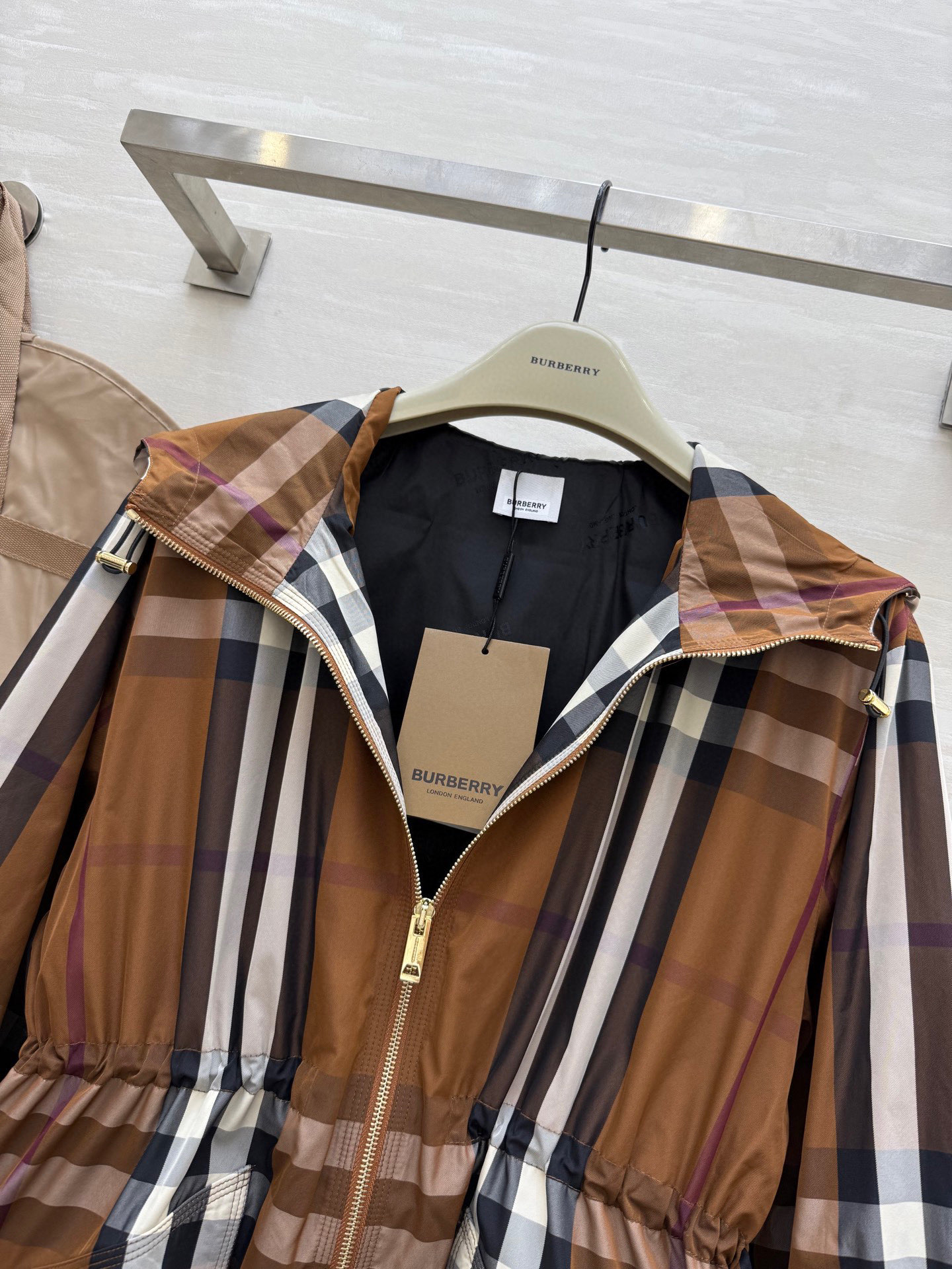 #Burberr♡²⁵秋冬新款 英伦风 连帽格纹收腰冲锋衣外套 定制面料质感挺括有型 高品质 现货首发 