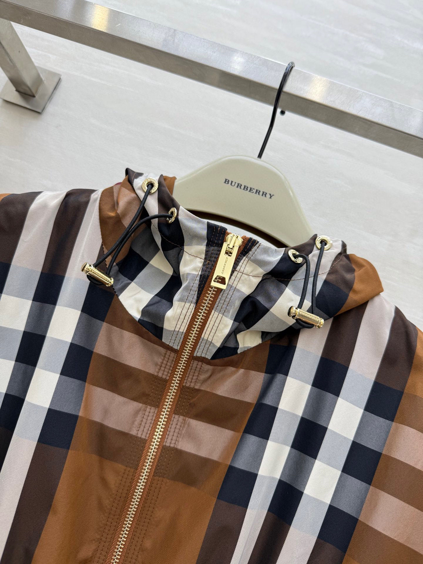 #Burberr♡²⁵秋冬新款 英伦风 连帽格纹收腰冲锋衣外套 定制面料质感挺括有型 高品质 现货首发 