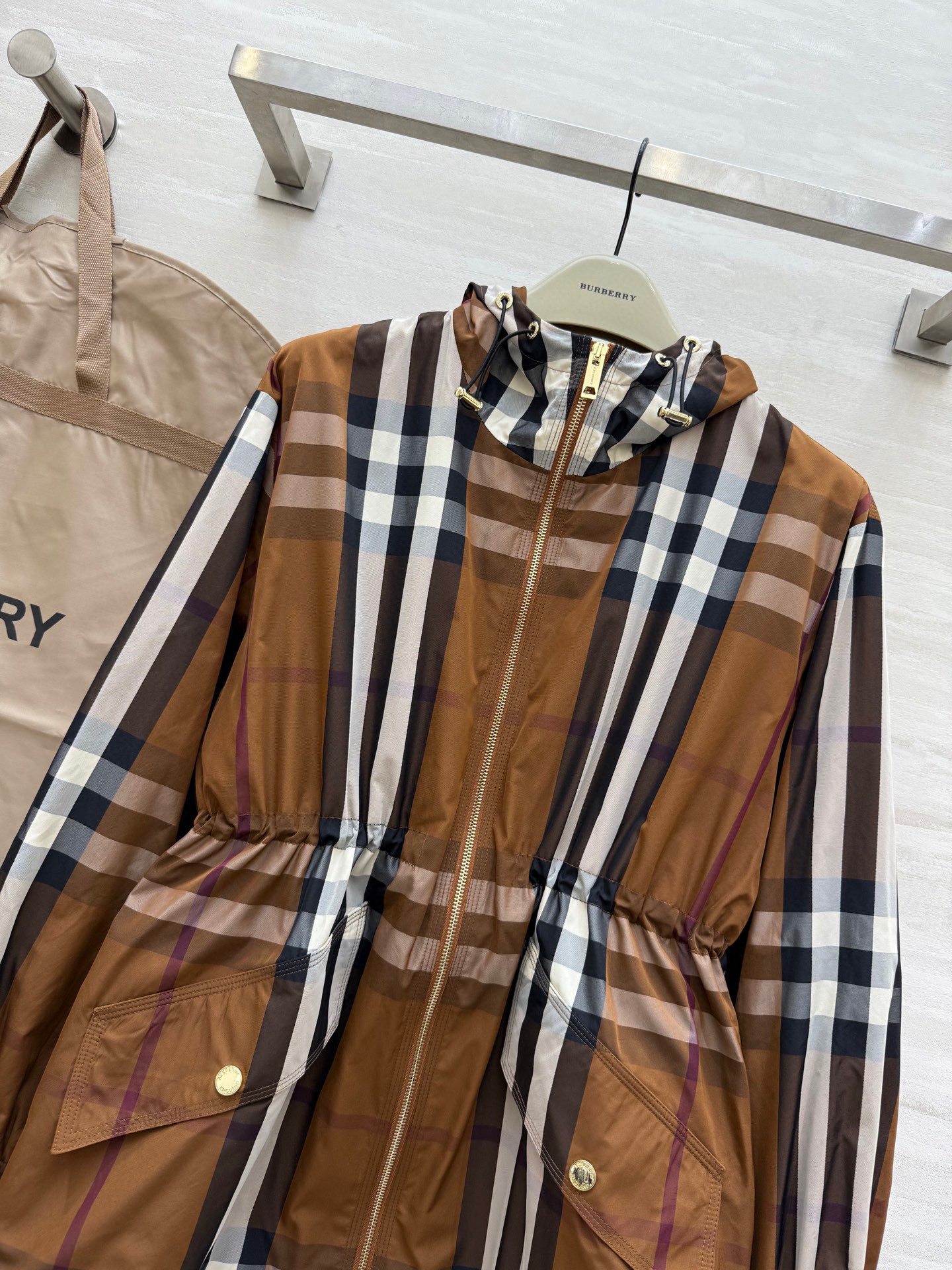 #Burberr♡²⁵秋冬新款 英伦风 连帽格纹收腰冲锋衣外套 定制面料质感挺括有型 高品质 现货首发 