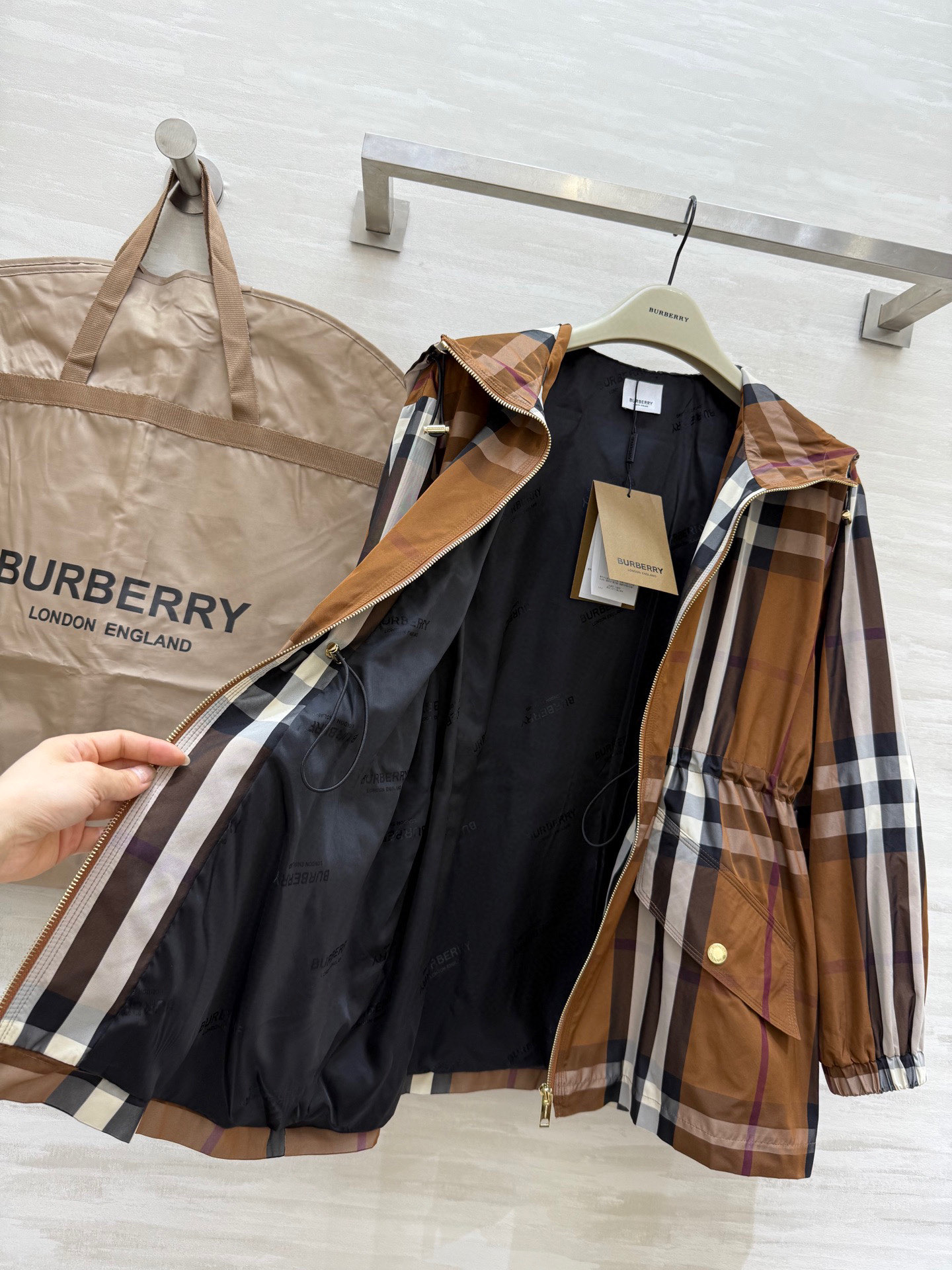 #Burberr♡²⁵秋冬新款 英伦风 连帽格纹收腰冲锋衣外套 定制面料质感挺括有型 高品质 现货首发 