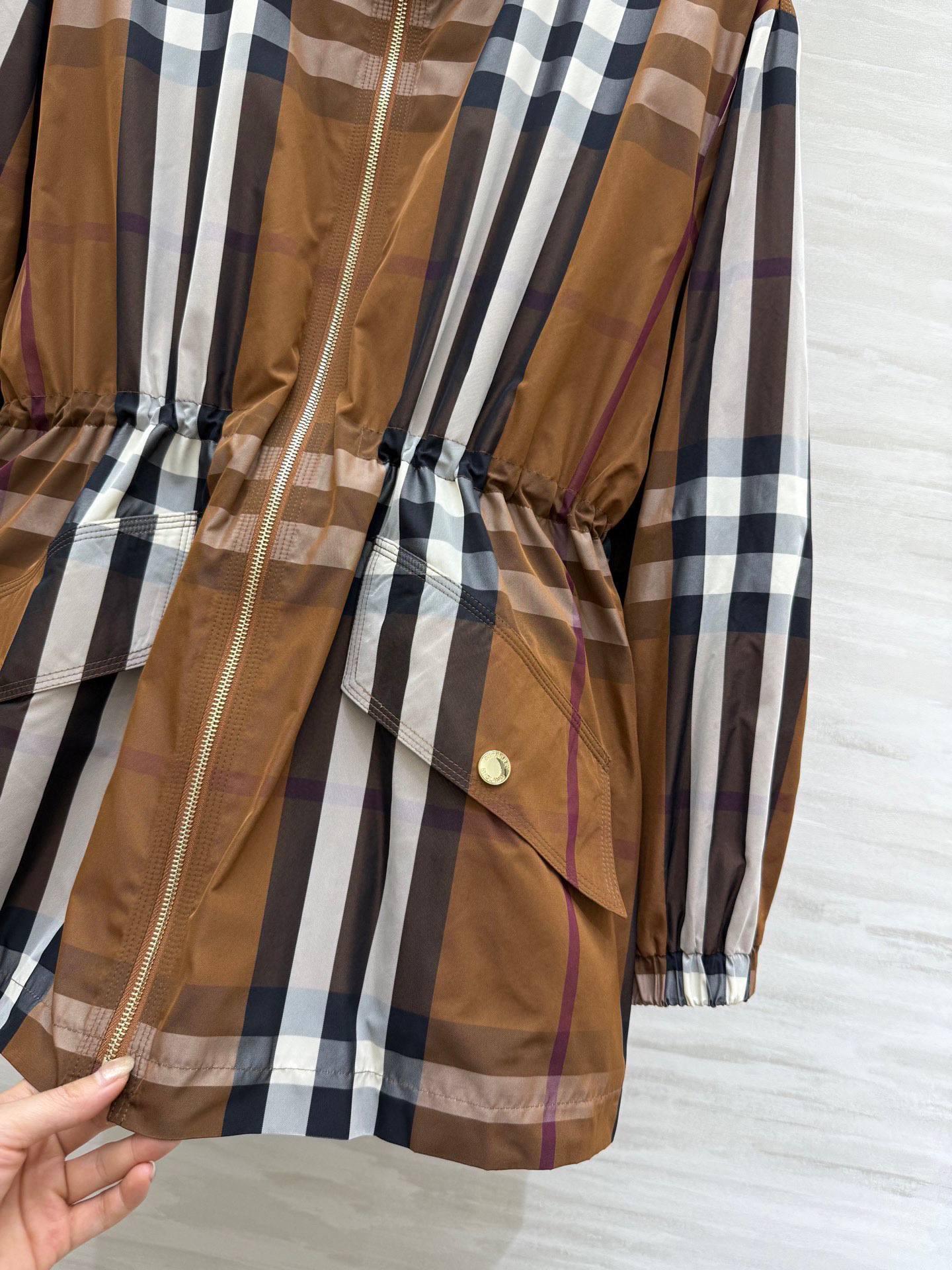 #Burberr♡²⁵秋冬新款 英伦风 连帽格纹收腰冲锋衣外套 定制面料质感挺括有型 高品质 现货首发 
