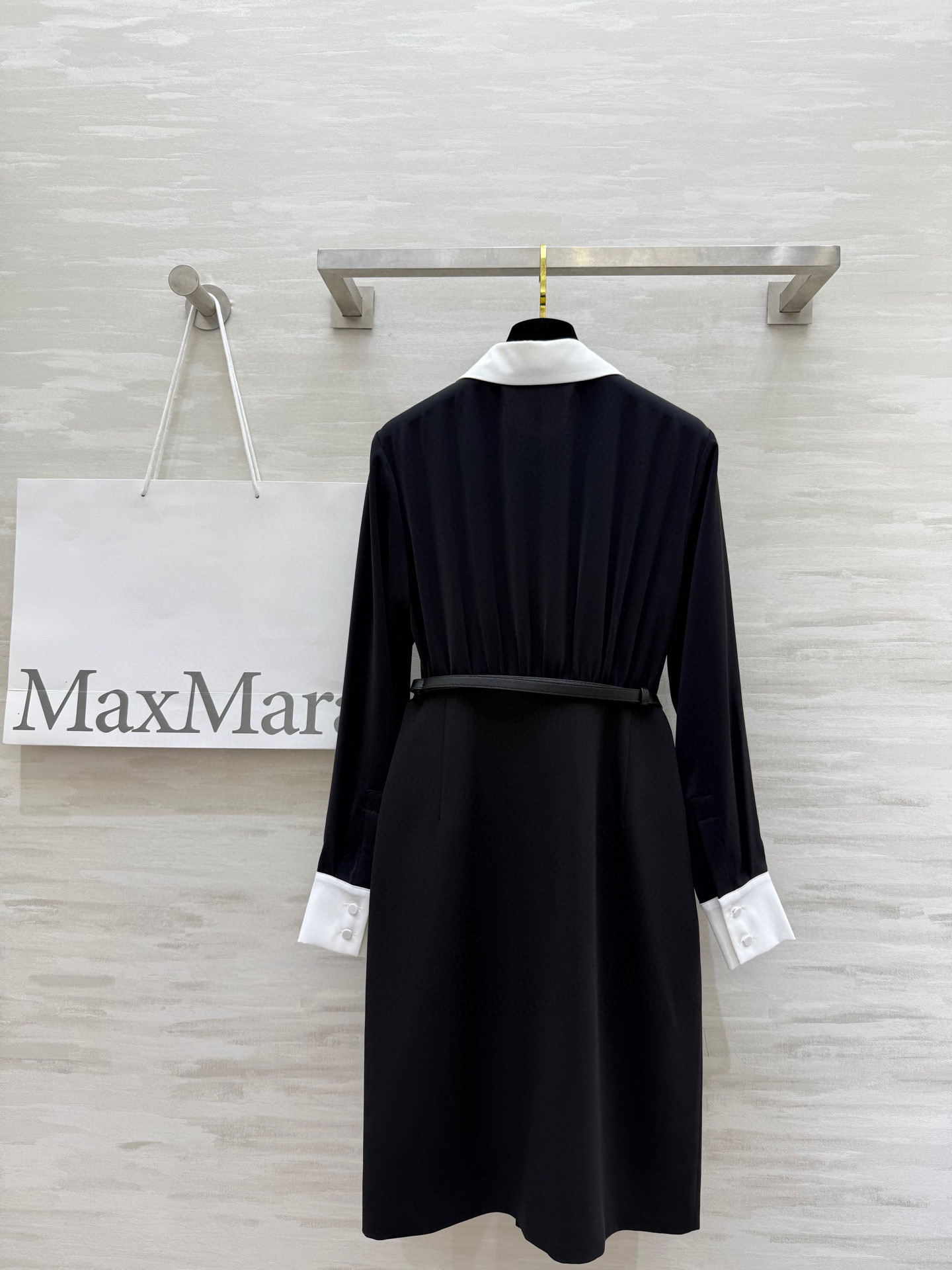 #MAXMAR♡²⁵早秋新款 赫本风 褶裥衬衣式长袖连衣裙 撞色衬衫领和袖口设计 前中开叉裙摆收腰版型上