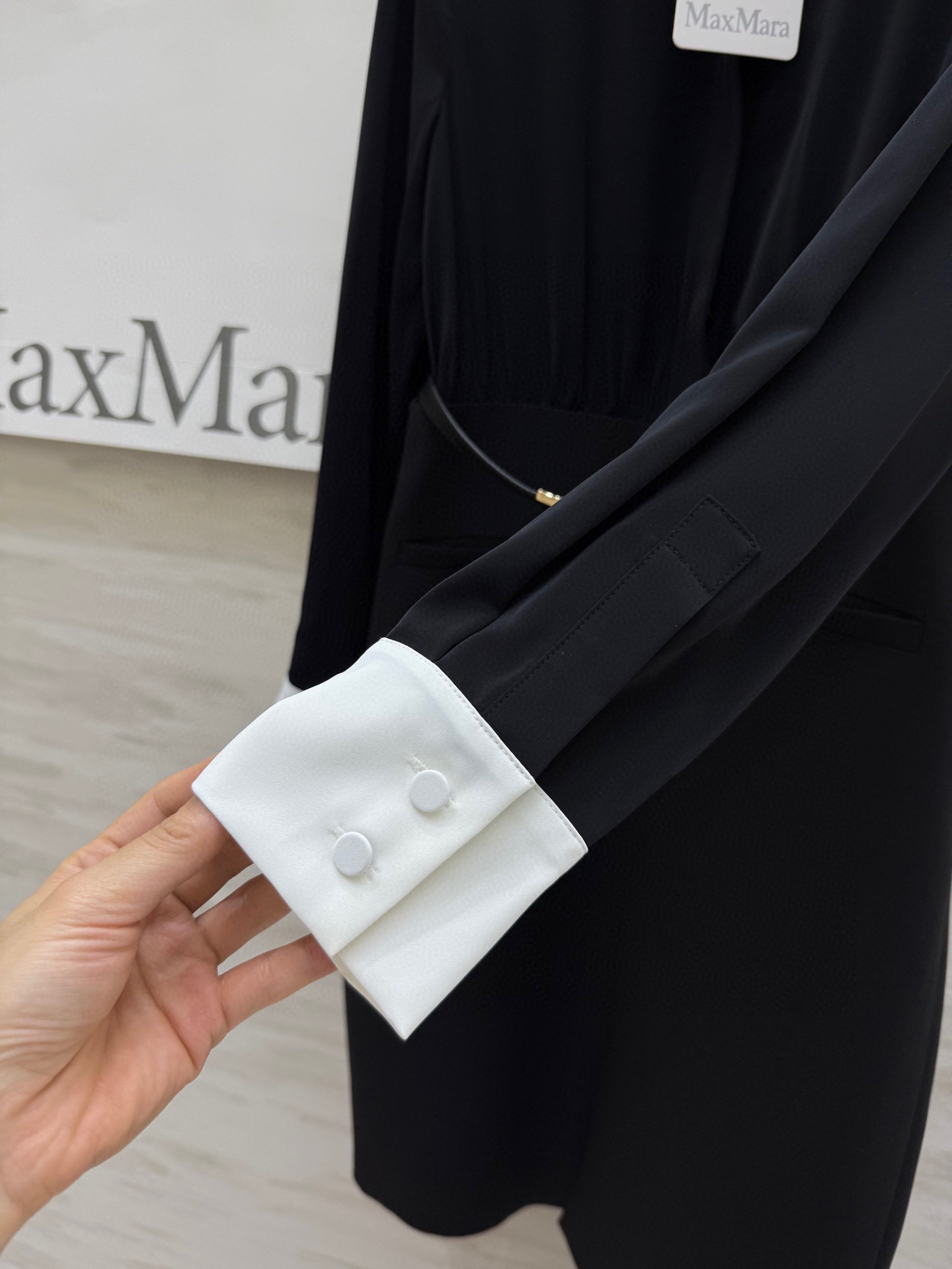 #MAXMAR♡²⁵早秋新款 赫本风 褶裥衬衣式长袖连衣裙 撞色衬衫领和袖口设计 前中开叉裙摆收腰版型上