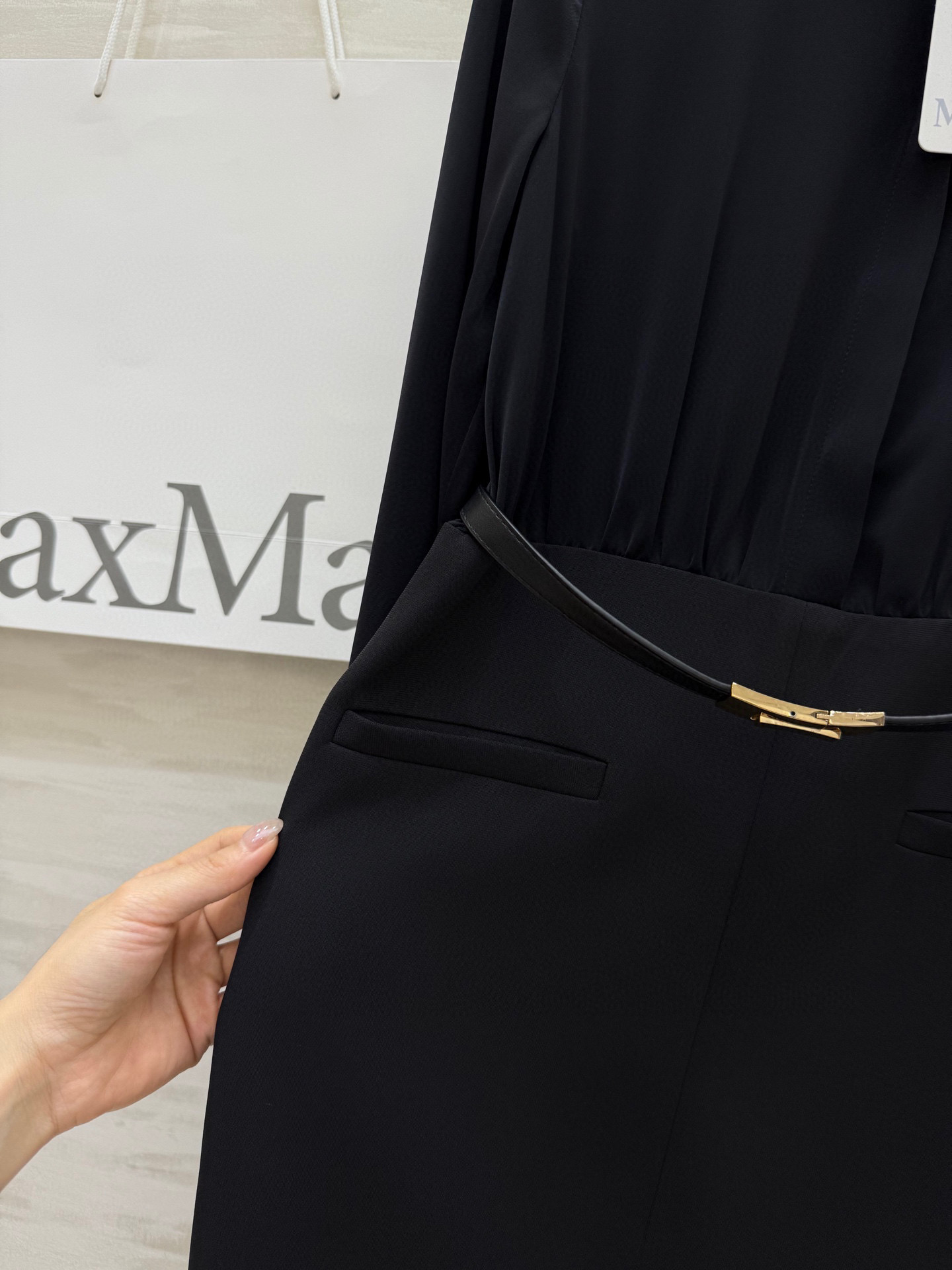 #MAXMAR♡²⁵早秋新款 赫本风 褶裥衬衣式长袖连衣裙 撞色衬衫领和袖口设计 前中开叉裙摆收腰版型上