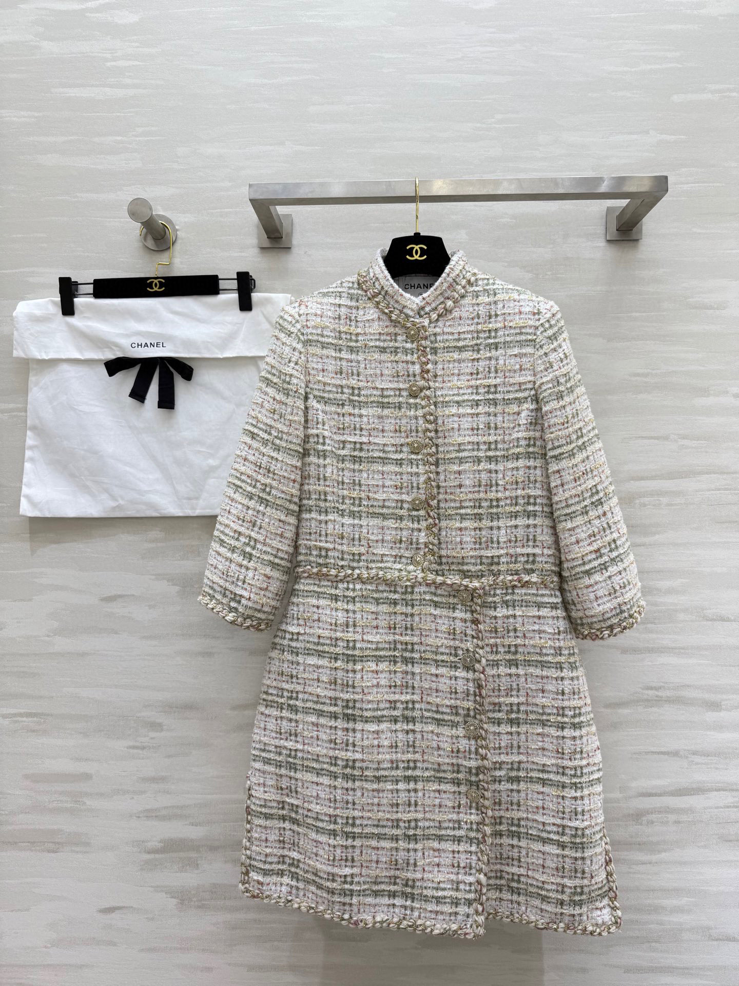 NO:536175,#Chane autumn and winter new woven dress Customized special yarn woven soft tweed fabric Pure hand-woven lace decoration Classic double pockets Three-dimensional tailoring H-shaped upper body making it look slim High quality Spot size36/38/40 (size s shoulder width 37, bust 88, length 90), Chanel, skirts, alexander wang19860909#Chane秋冬新款编织连衣裙 定制特种纱编织软花呢面料 纯手工交织花边装饰 经典双口袋 立体剪裁H版型上身巨显瘦 高品质 现货首发size36/38/40（s码肩宽37,胸围88,衣长90）,,chanel,skirts,alexander wang,Women's clothing