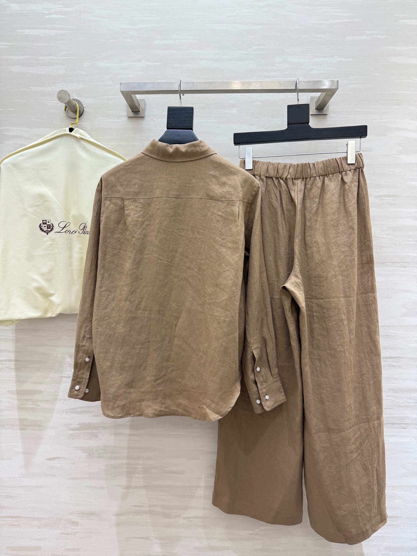 #lP🌹早秋新 棉麻系列 logo皮牌装饰宽松衬衣搭配松紧腰长裤 采用了高克重棉麻面料 质感超好 非常高