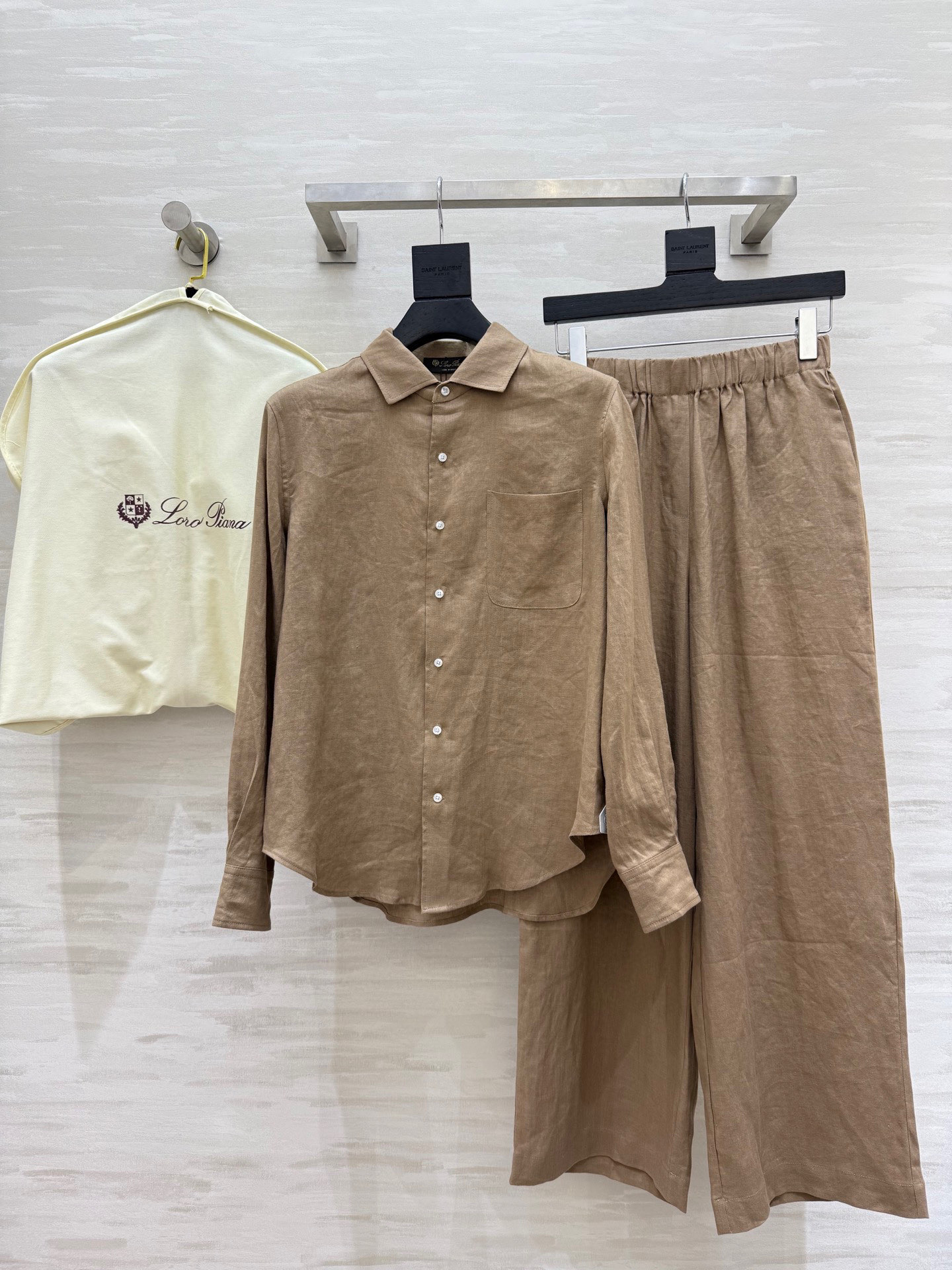 NO:536179,Shirts, trousers.#LP early autumn new cotton and linen series logo leather brand decorative loose shirts with elastic waist trousers. It uses high-quality cotton and linen fabric. It has a very good texture. Very high-end style. It can be used for daily gatherings or commuting. It is lazy, casual and vacation-like. It has a strong sense of styling. Two-color split development. High-quality customization. SizeS/M/L (size shirt with shoulder width of 44, bust, length of 74, waist circumference of trousers 64, hip circumference of 96, trousers 102, loro piana, alexander wang19860909衬衣,长裤.#LP早秋新 棉麻系列 logo皮牌装饰宽松衬衣搭配松紧腰长裤 采用了高克重棉麻面料 质感超好 非常高级 妥妥的老钱风 日常聚会或者通勤都可以 慵懒休闲又有度假感 很强的造型感 两色分开发 高品质定制 sizeS/M/L（s码衬衣肩宽44,胸围,衣长74,长裤腰围64,臀围96,裤长102,,loro piana,alexander wang,Women's clothing