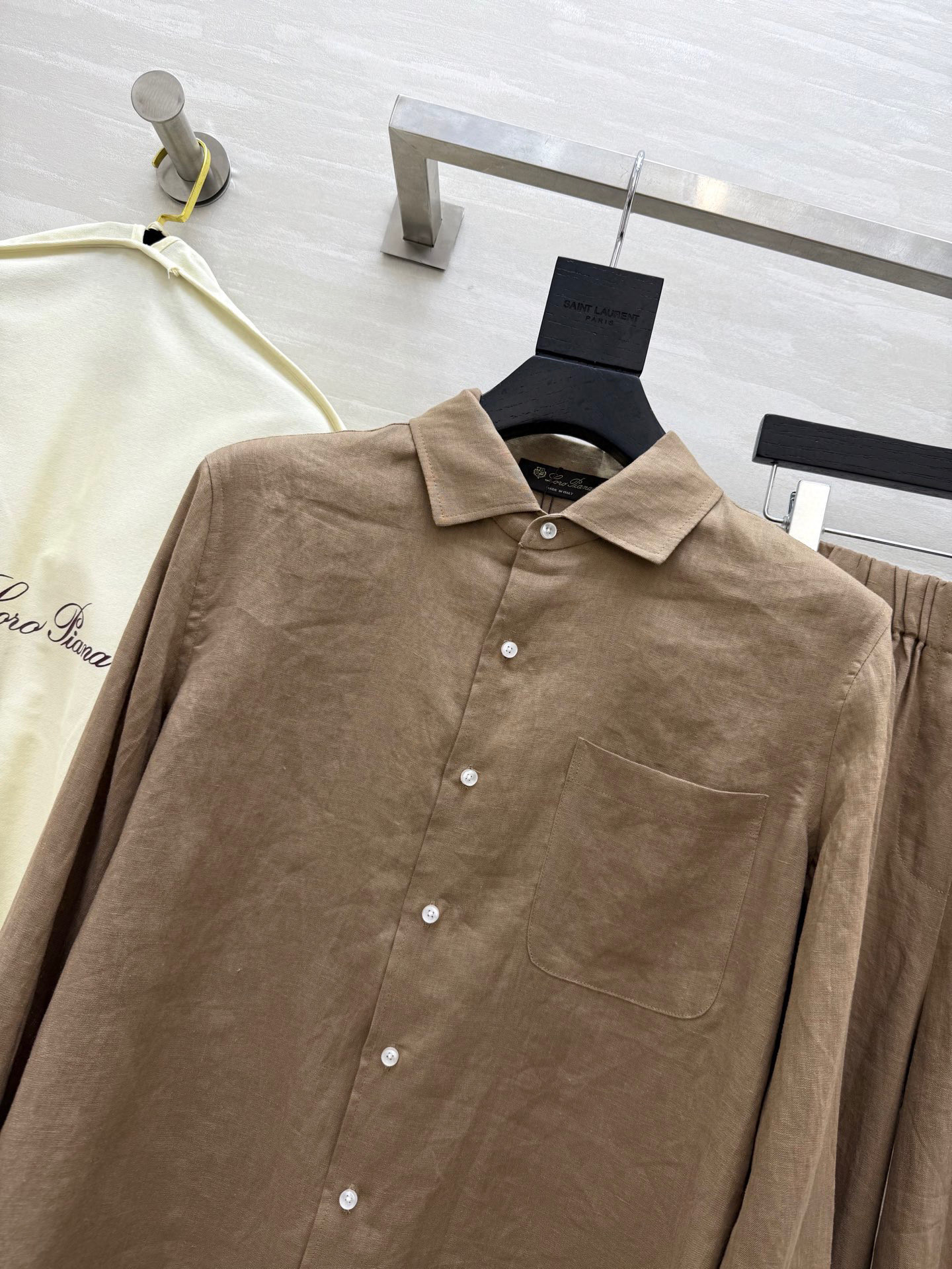 #lP🌹早秋新 棉麻系列 logo皮牌装饰宽松衬衣搭配松紧腰长裤 采用了高克重棉麻面料 质感超好 非常高