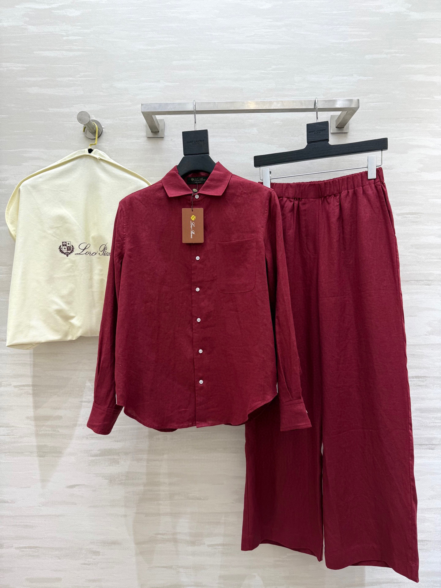 NO:536190,Shirts, trousers #LP early autumn new style Cotton and linen series logo leather brand decorative loose shirt with elastic waist trousers. It uses high-quality cotton and linen fabric. It has a very good texture. Very high-end style. It can be used for daily gatherings or commuting. It is lazy, casual and vacation-like. It has a strong sense of styling. Two-color split development. High-quality customization. SizeS/M/L (size shirt with shoulder width of 44, bust, length of 74, waist circumference of trousers 64, hip circumference of 96, trousers 102, loro piana, alexander wang19860909衬衣,长裤#LP早秋新款 棉麻系列 logo皮牌装饰宽松衬衣搭配松紧腰长裤 采用了高克重棉麻面料 质感超好 非常高级 妥妥的老钱风 日常聚会或者通勤都可以 慵懒休闲又有度假感 很强的造型感 两色分开发 高品质定制 sizeS/M/L（s码衬衣肩宽44,胸围,衣长74,长裤腰围64,臀围96,裤长102,,loro piana,alexander wang,Women's clothing