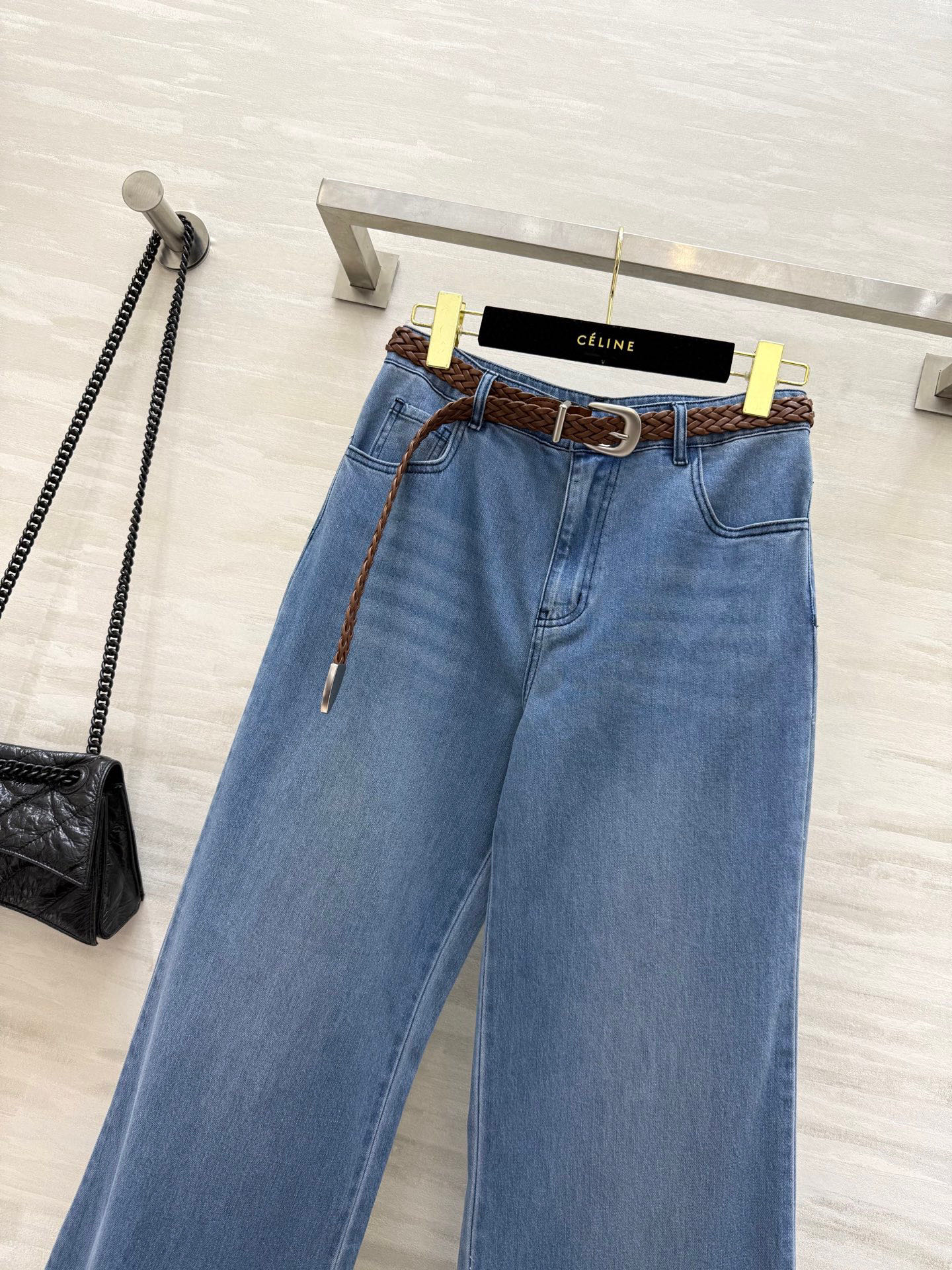 #Loew♡²⁵早秋新款 编织腰带装饰 直筒牛仔裤 直筒版型真是太好穿了 一秒遮肉又显高 版型很绝 采用