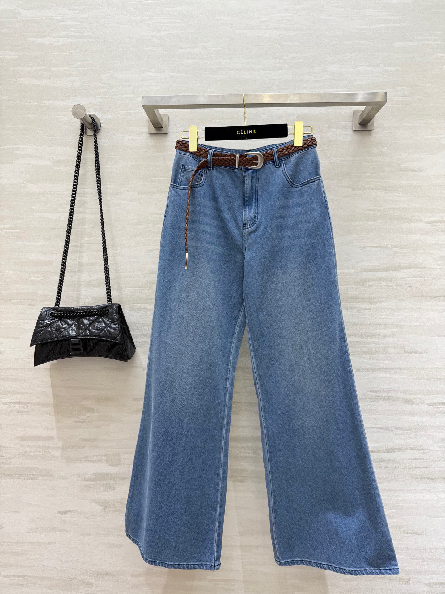 NO:536201,#Loew early autumn new style, woven belt decoration, straight jeans, straight jeans, straight jeans, it's so easy to wear, cover the flesh in one second and make it look taller, the style is very excellent, imported elastic fabric, the upper body is very comfortable, modify the waistline and legs, make the legs straight and long, retro old washing water blue color is very beautiful, versatile series, high-quality customization, spot first-time sizeS/M/L (size s waist 66, hip 90, pants length 100),,loewe,jeans,alexander wang19860909#Loew早秋新款 编织腰带装饰 直筒牛仔裤 直筒版型真是太好穿了 一秒遮肉又显高 版型很绝 采用进口的带有弹性面料 上身非常舒服 修饰腰线和腿型 显腿直又长 复古做旧洗水蓝颜色很好看 百搭系列 高品质定制 现货首发sizeS/M/L（s码腰围66,臀围90,裤长100）,,loewe,jeans,alexander wang,Women's clothing