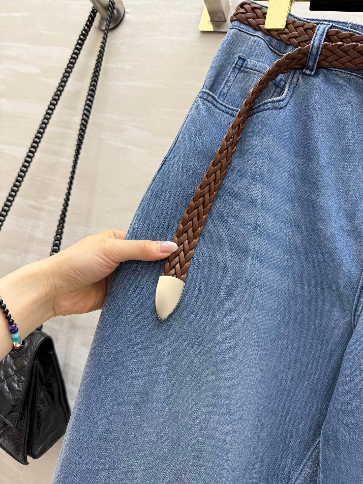 #Loew♡²⁵早秋新款 编织腰带装饰 直筒牛仔裤 直筒版型真是太好穿了 一秒遮肉又显高 版型很绝 采用