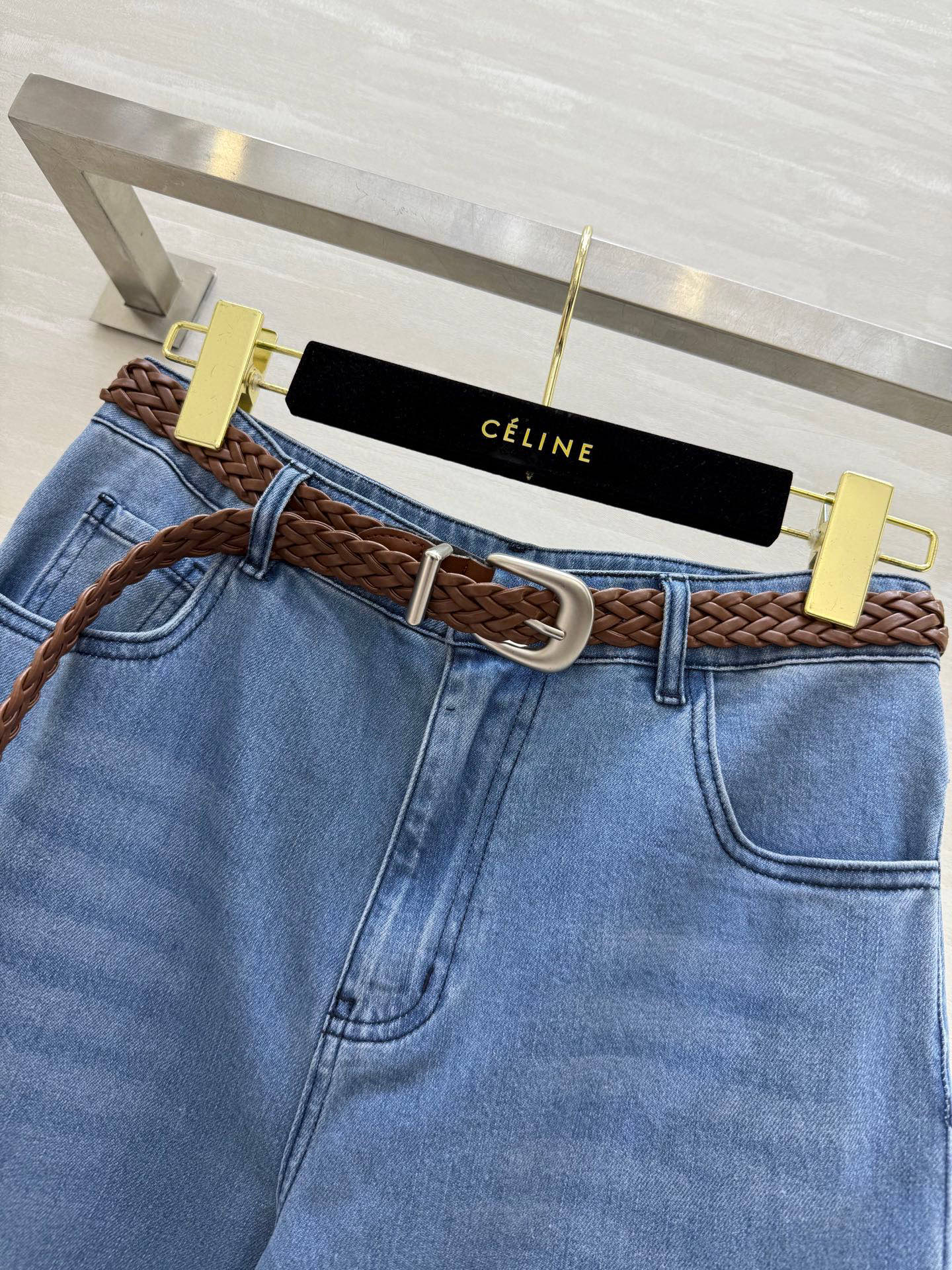 #Loew♡²⁵早秋新款 编织腰带装饰 直筒牛仔裤 直筒版型真是太好穿了 一秒遮肉又显高 版型很绝 采用