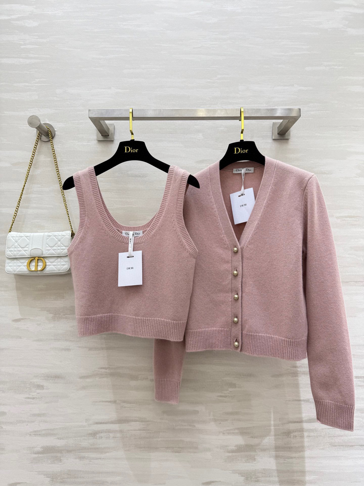 NO:536205,Cardigan, vest. #DIO early autumn new style pearl button wool knitted series imported wool yarn of excellent quality, white and rich and beautiful, luxury high-end items, classic versatile style, elegant and age-reducing girlish style, good-looking with tulle skirts and jeans, original custom logo pearl buttons, high-quality customization spot first-time size36/38/40 (36 size cardigan shoulder width 35, bust 82, length 50, vest bust 74, length 44),,dior, skirts, jeans,alexander wang19860909开衫,背心.#DIO早秋新款 珍珠扣羊毛针织系列 进口羊毛纱线质量超赞 白富美必入 奢华高级单品 经典百搭版型气质优雅减龄少女风 搭配纱裙牛仔裤都好看 原版定制logo珍珠扣 高品质定制 现货首发size36/38/40（36码开衫肩宽35,胸围82,衣长50,背心胸围74,衣长44）,,dior,skirts,jeans,alexander wang,Women's clothing