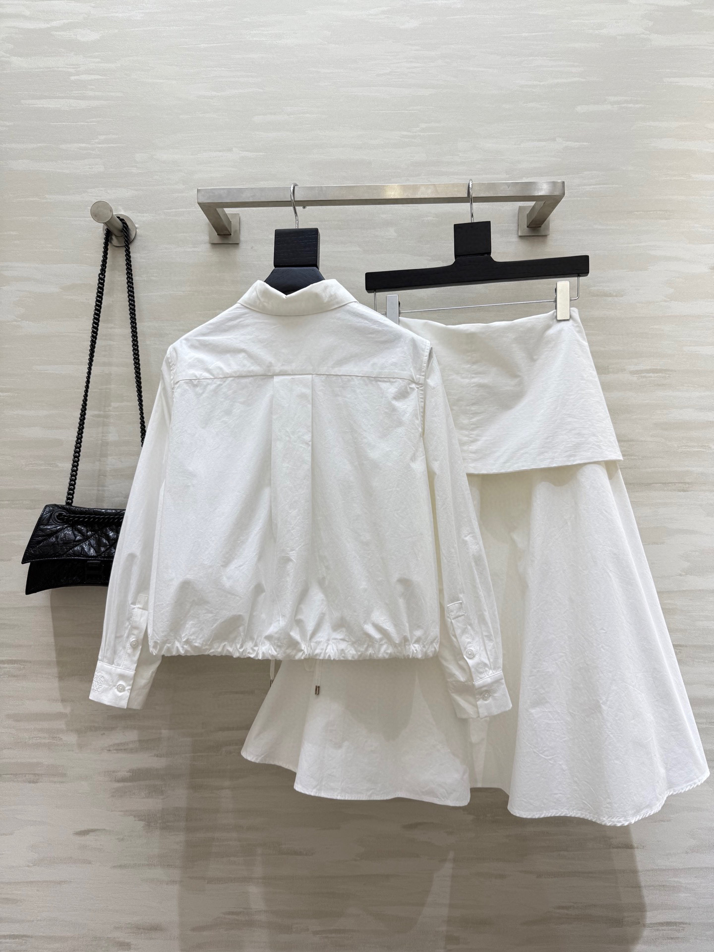 #Loew♡²⁵早秋新款 法式文艺风套装 极简风抽绳 半裙腰间垂饰搭片绑带设计大增添了几分随性与优雅 衬