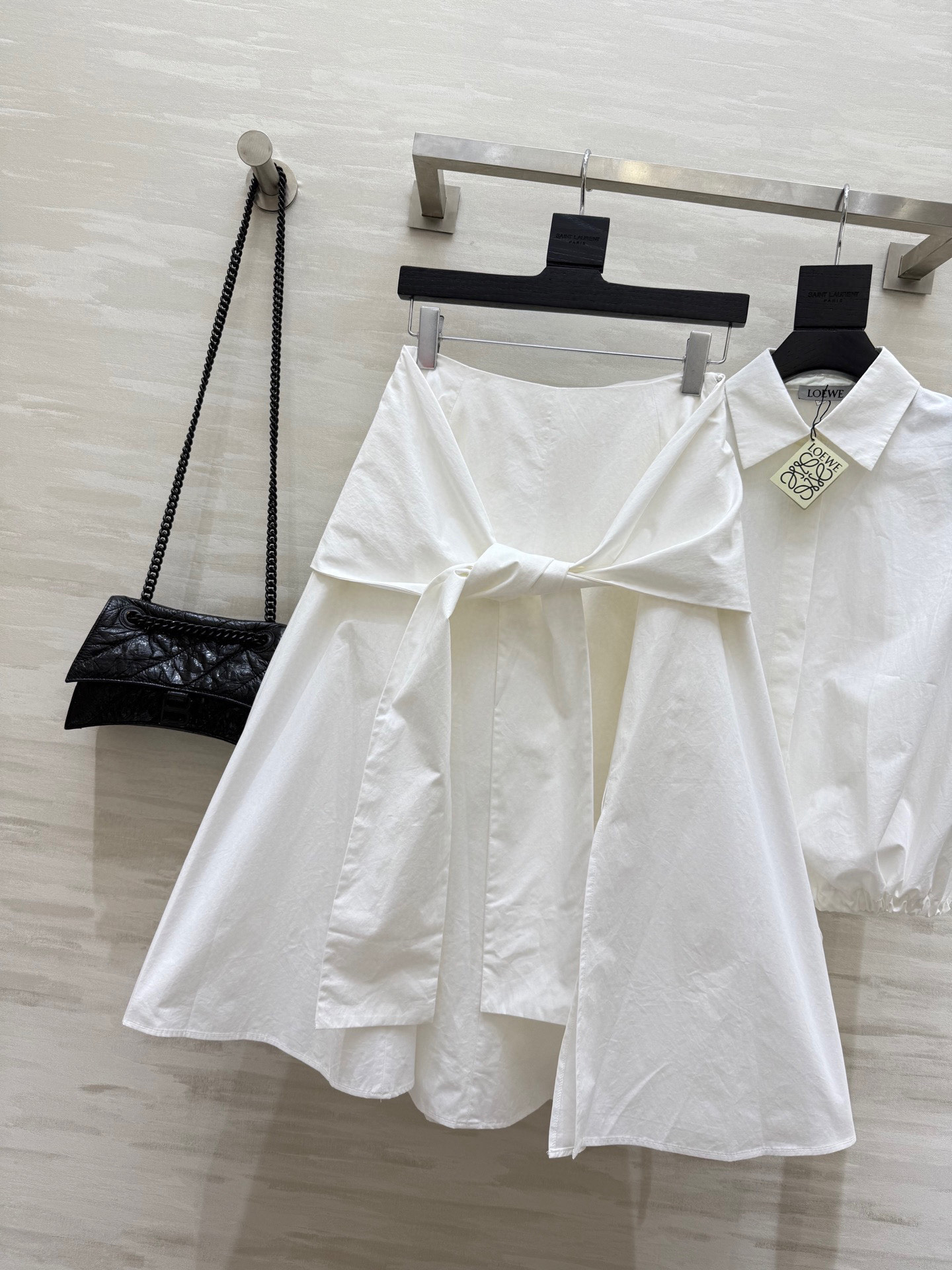 #Loew♡²⁵早秋新款 法式文艺风套装 极简风抽绳 半裙腰间垂饰搭片绑带设计大增添了几分随性与优雅 衬